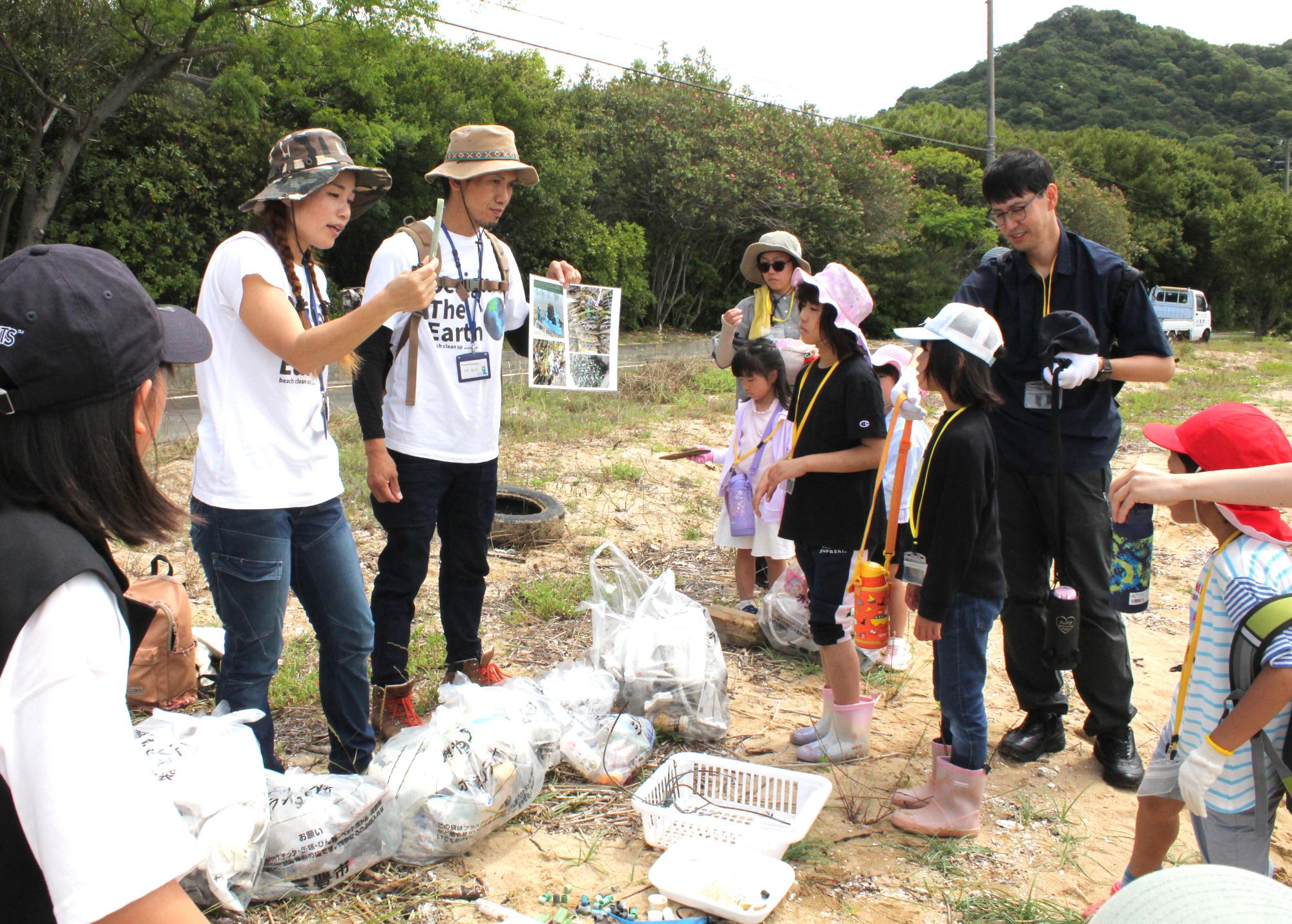 海岸清掃をした後、海のごみについて学ぶ