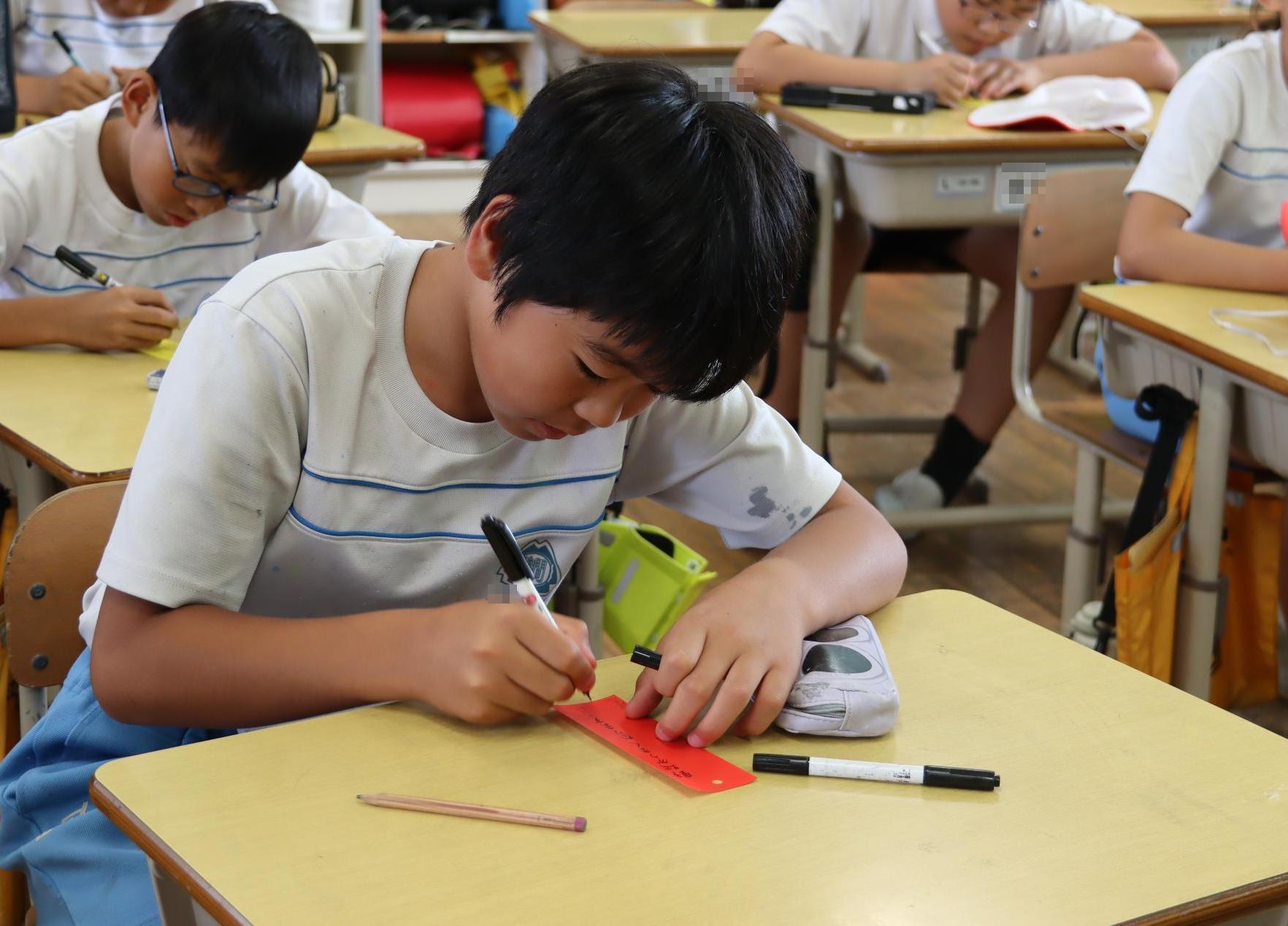 願いを短冊に書く