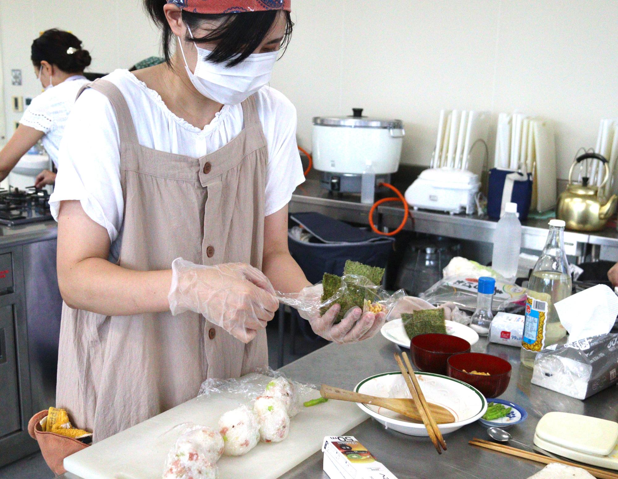 個性のあふれるおにぎりを作成中