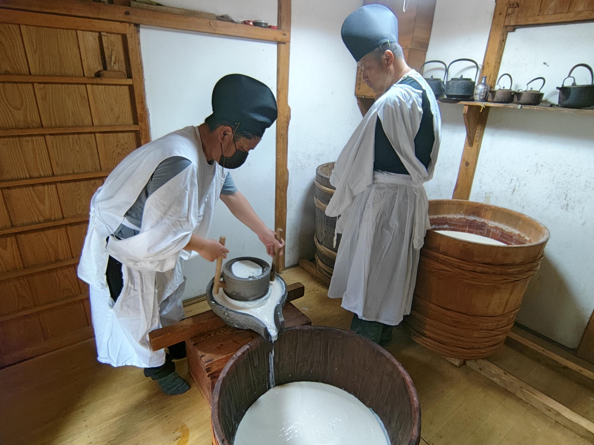 10月15日に氏子たちによって仕上げの石臼引きが行われた