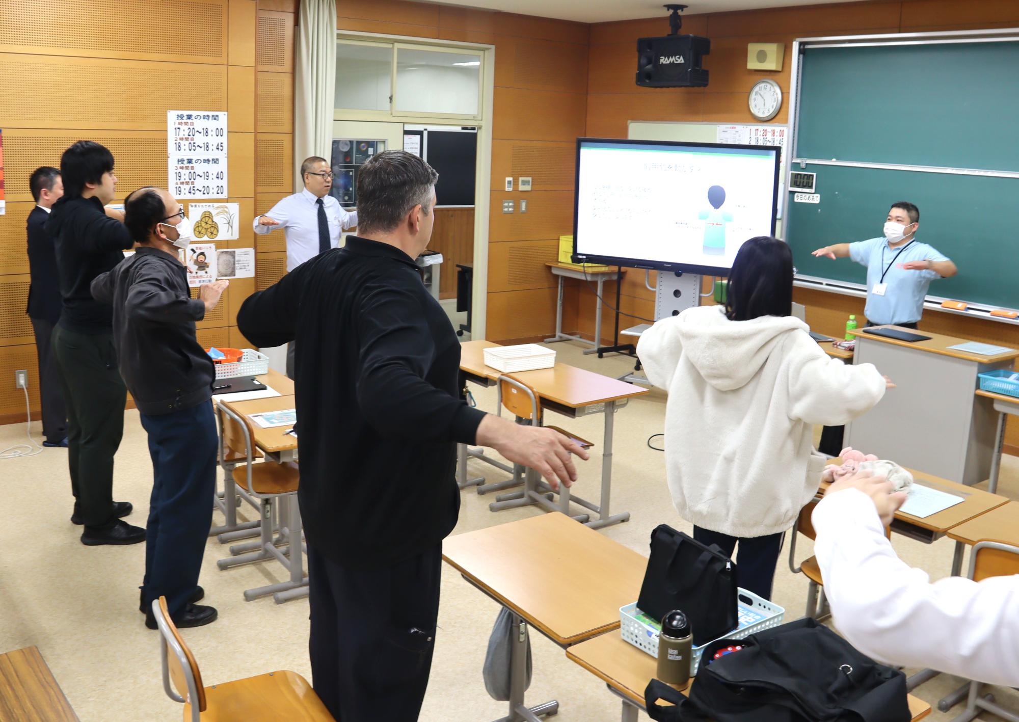 職業体験をして将来を考えてみよう（高瀬中学夜間学級）