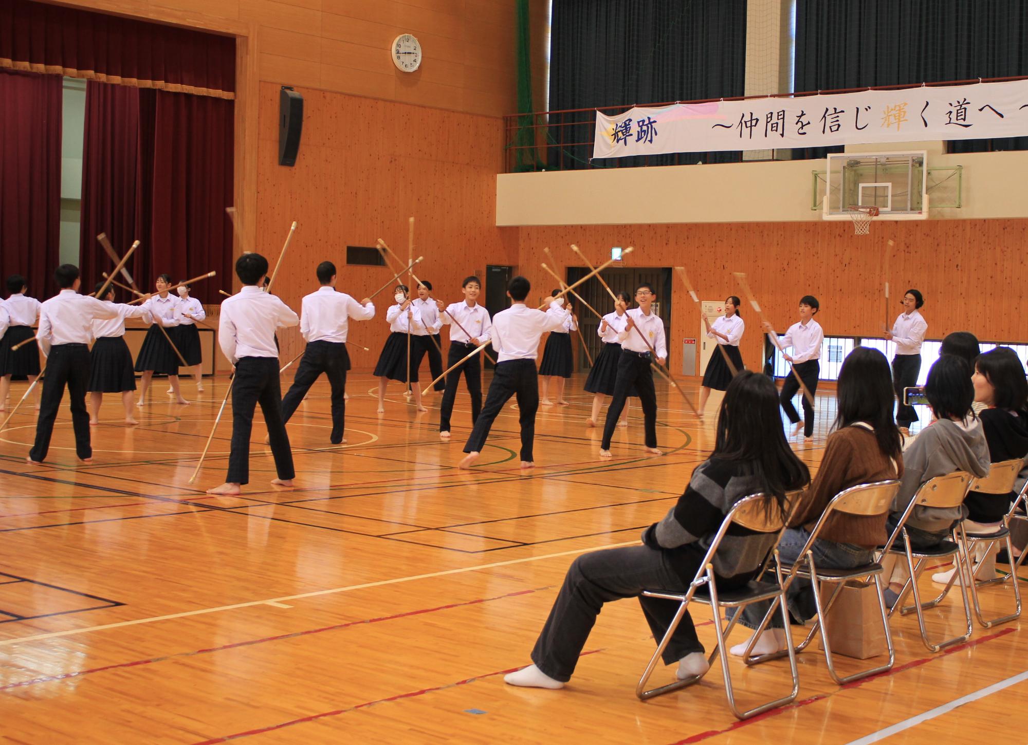 2年生がリズム長刀を披露