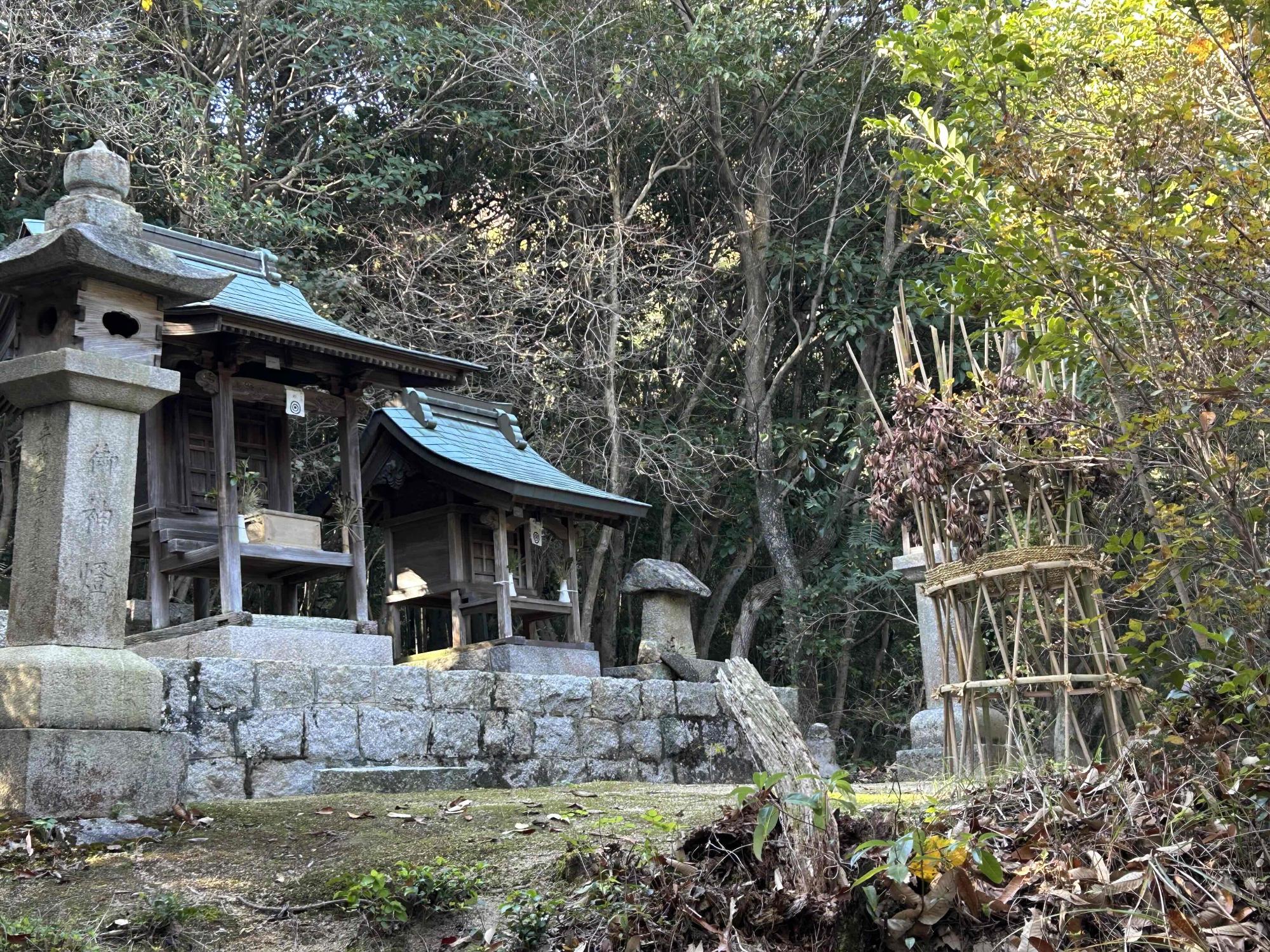 にぎり飯を供える竹や藁で組み上げたオトグイ棚（画面右）