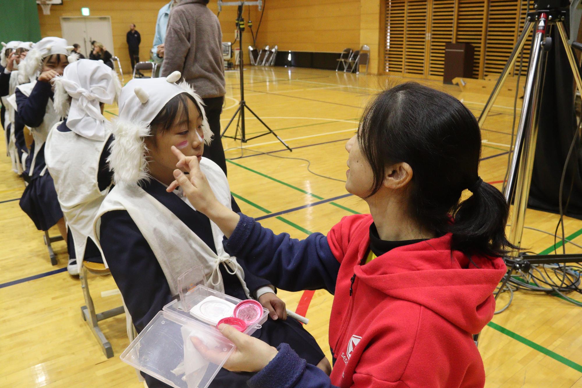 メイクをしてもらます