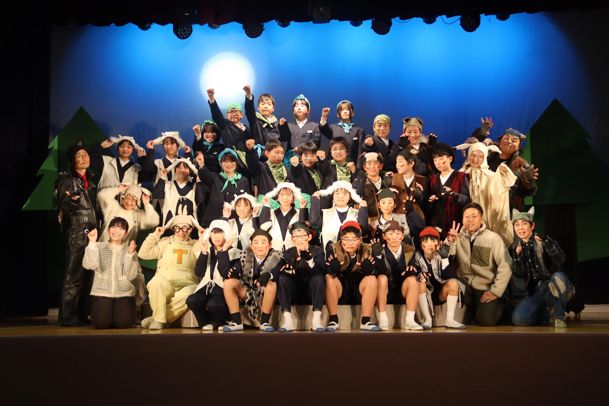 劇団らくりん座が『あらしのよるに』を上演（財田小学校）