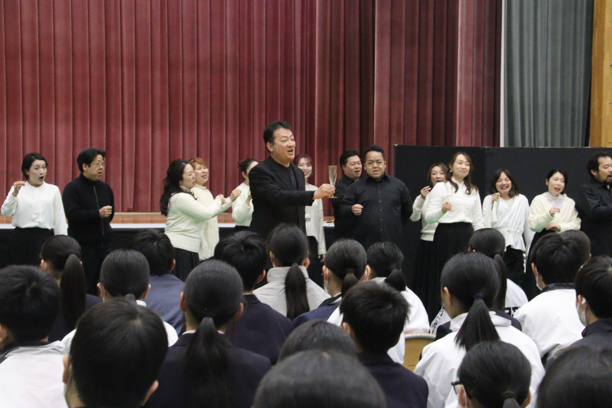 『乾杯の歌』を披露