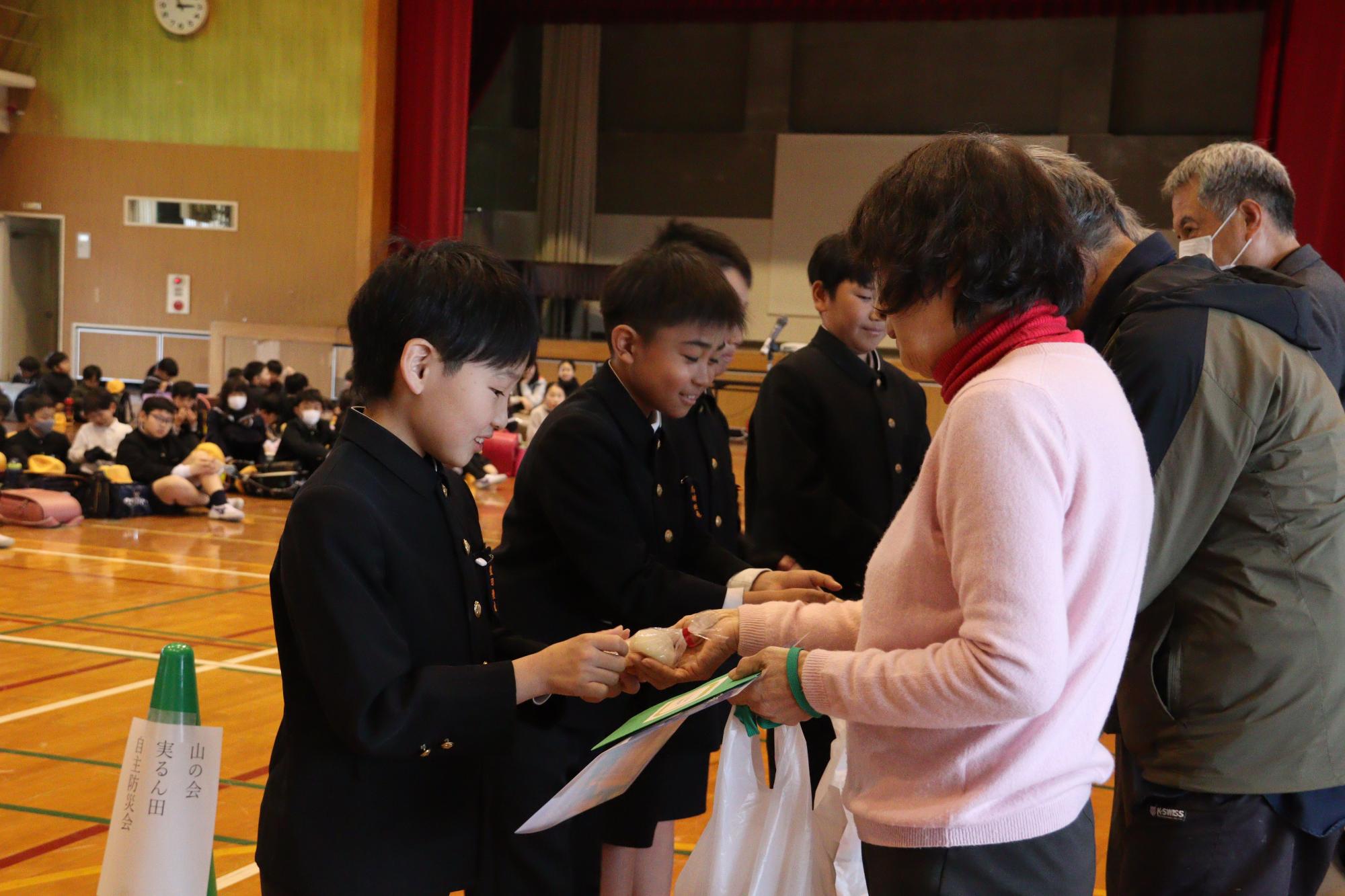 地域の人にお例の言葉とプレゼントを渡しました