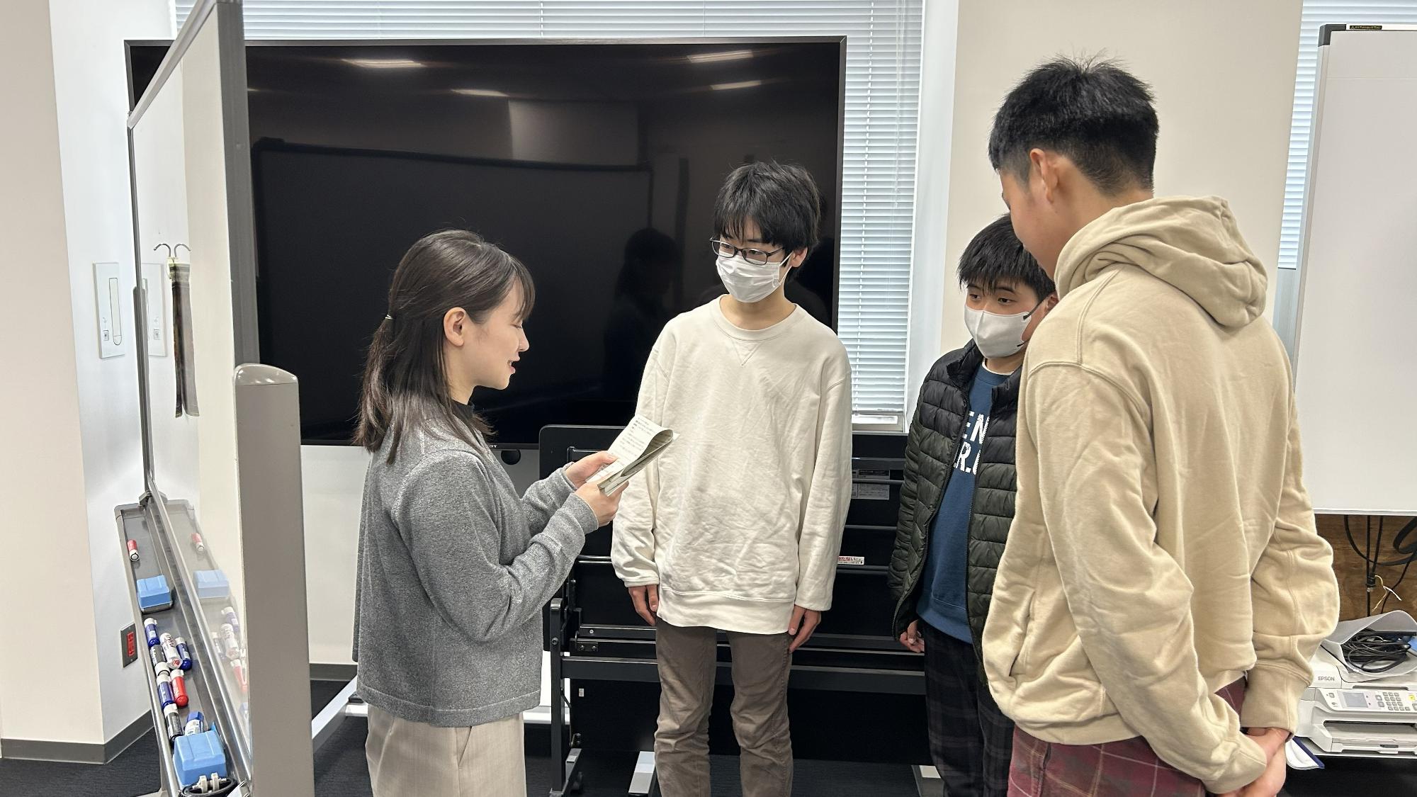 講師に質問する参加者たち