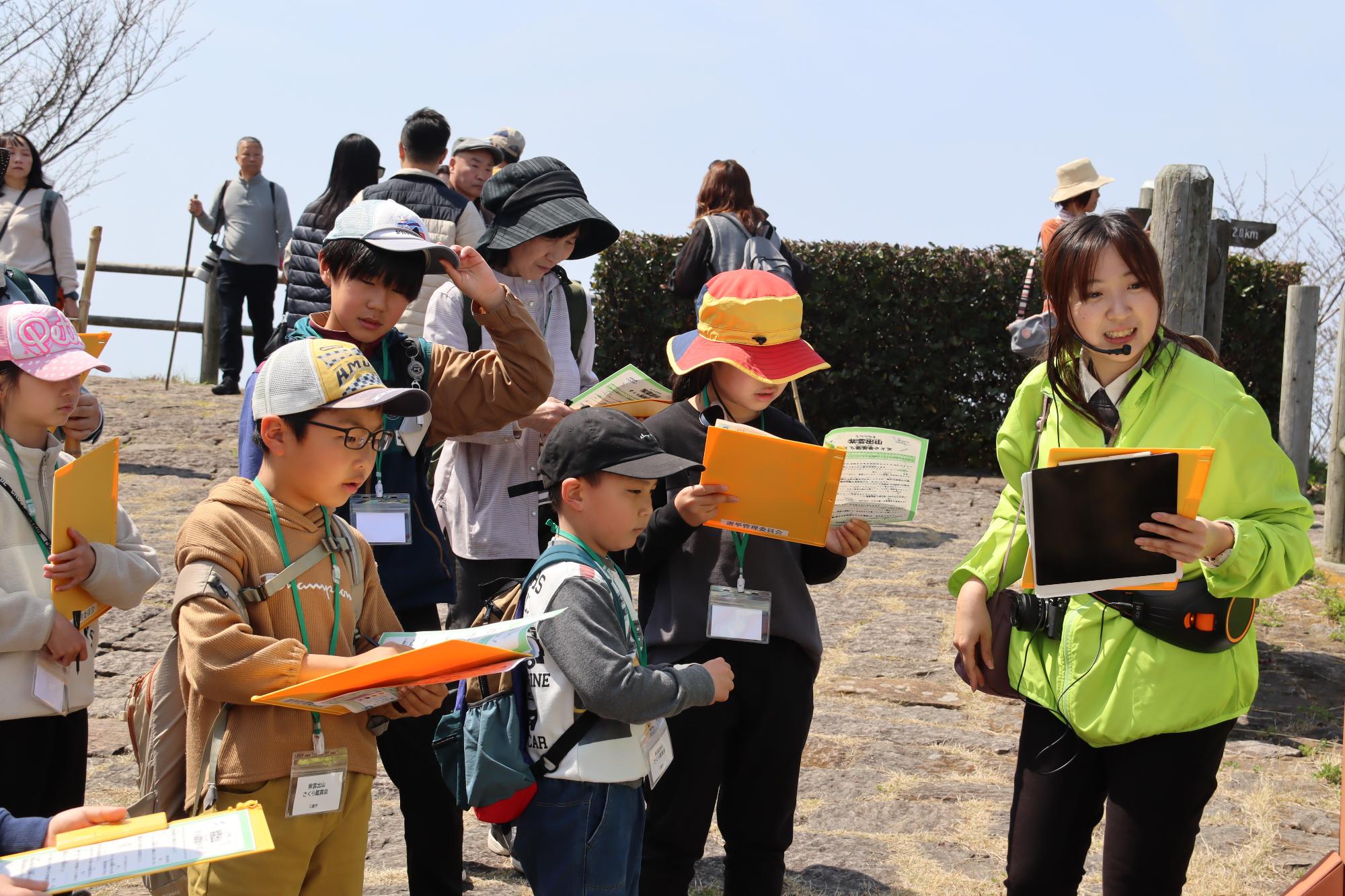 クイズ形式で紫雲出山の桜を学ぶ