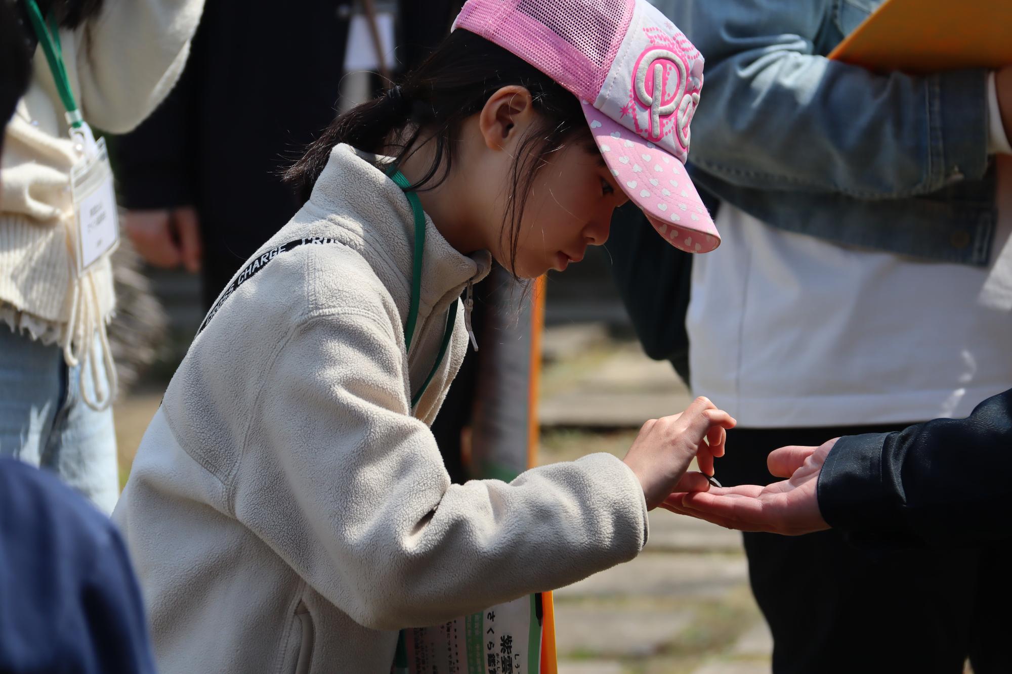 出土品（石鏃）に興味津々