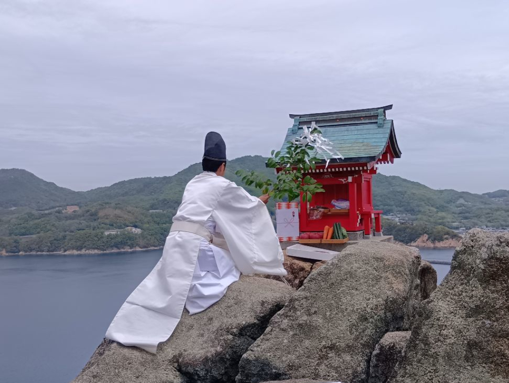 蔦島を守る神社の祠を再建奉納