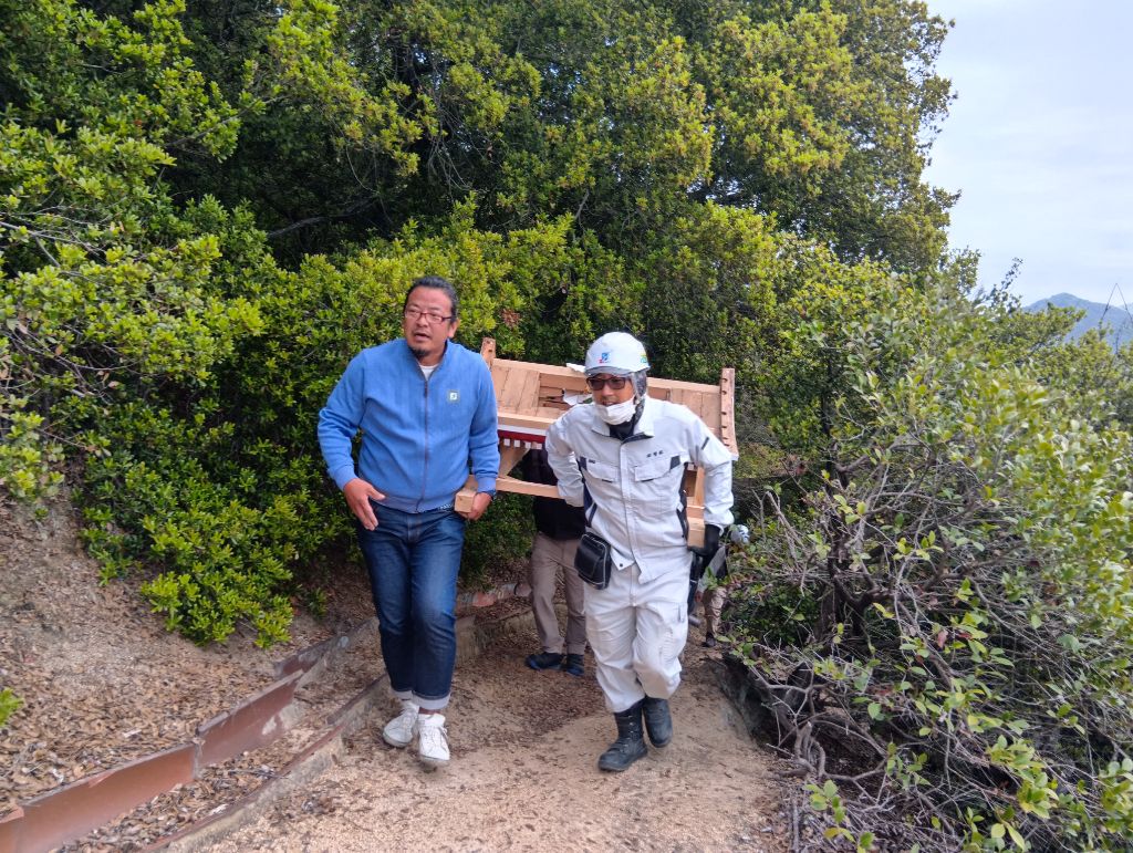 頂上まで祠のパーツを担ぎ上げます