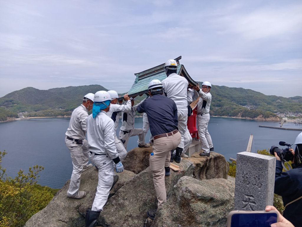 頂上の岩の上で慎重に組み立てます