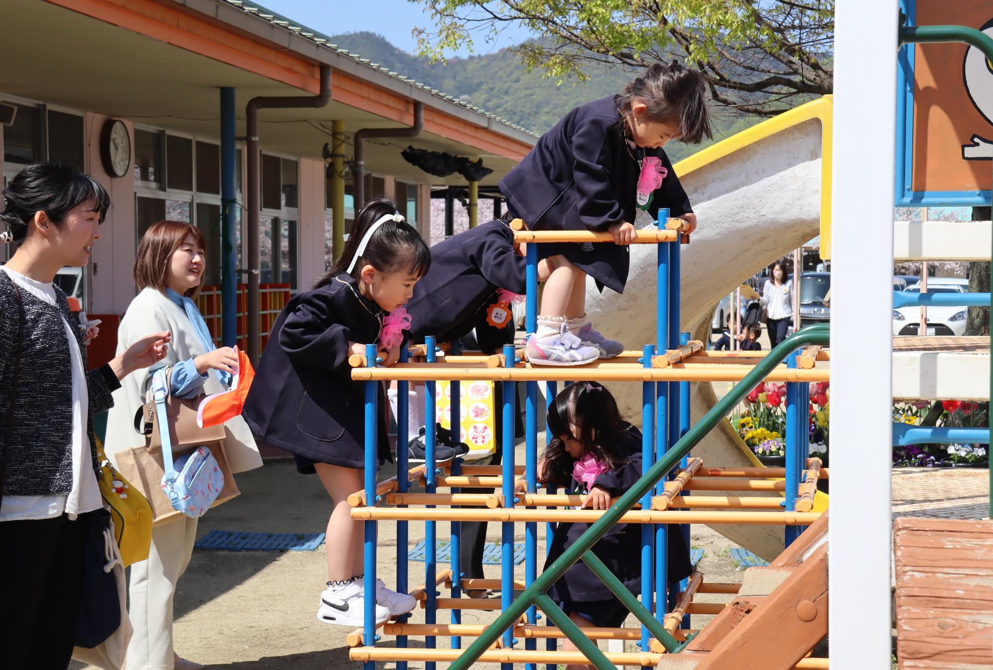 さっそく遊具で遊びます