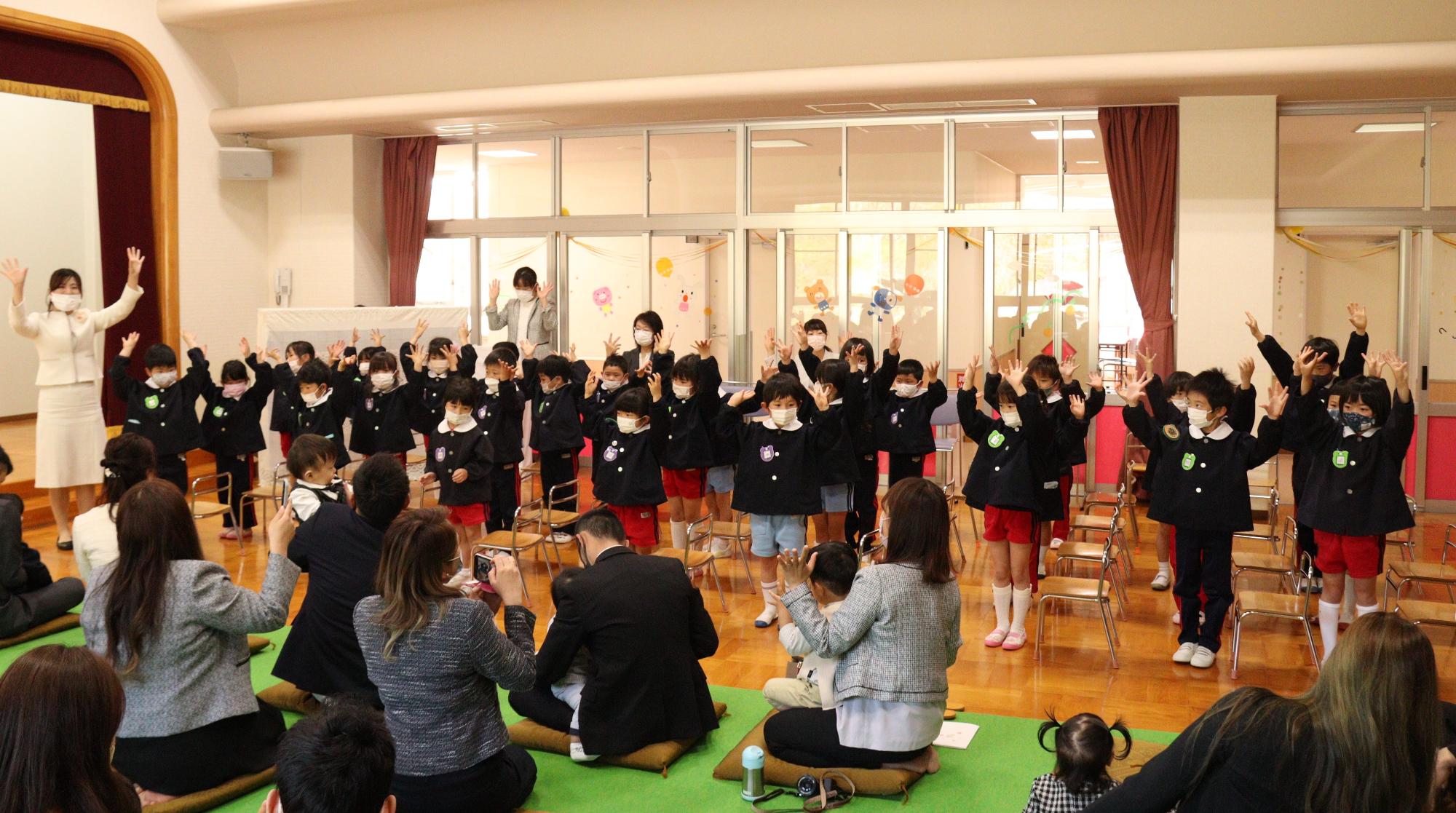 入園児に歌を歌って歓迎する在園児