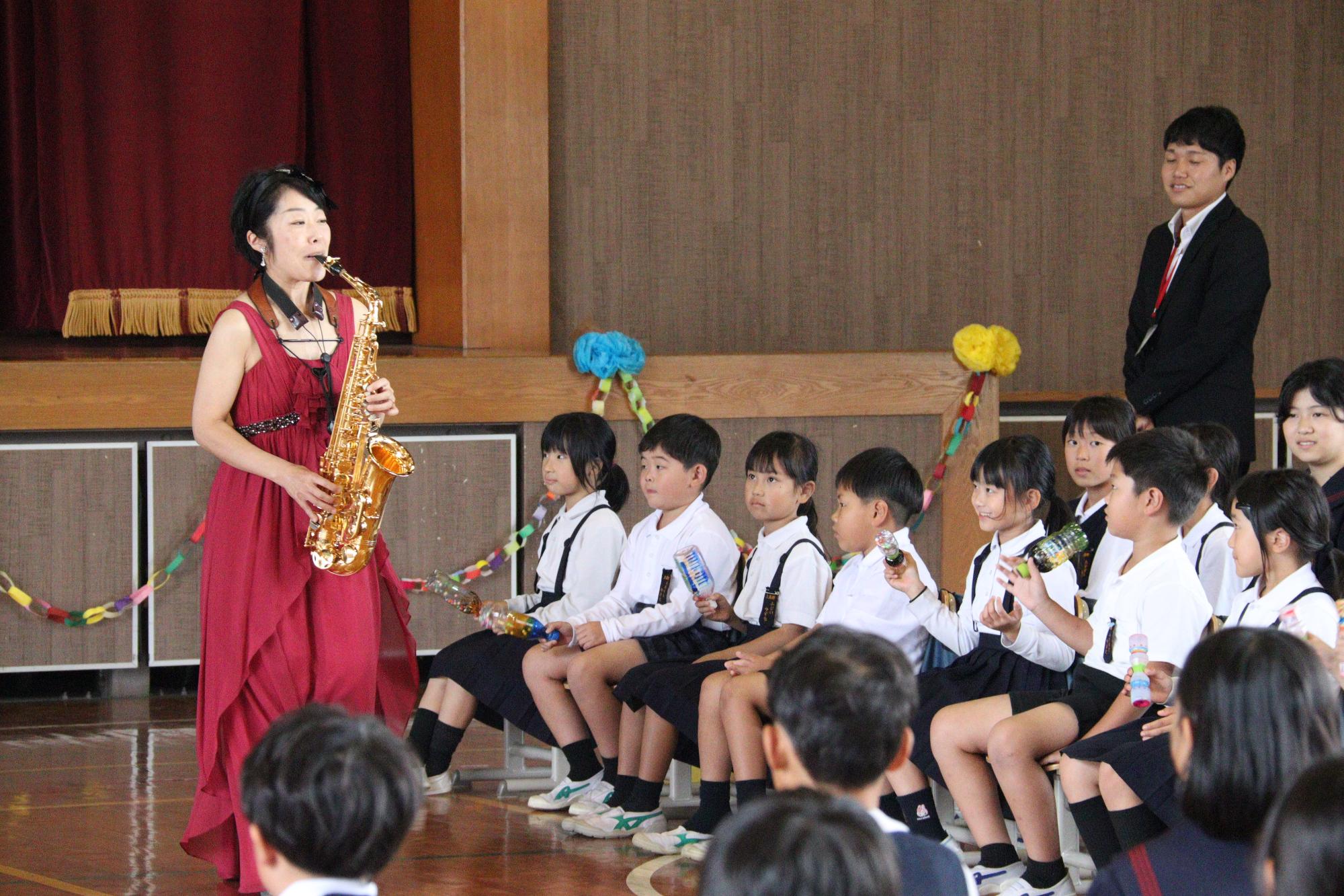 マラカスで一緒に演奏