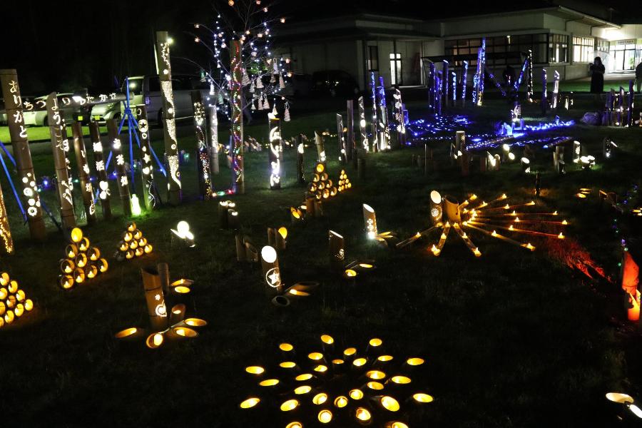 芝生に広がる竹明かり