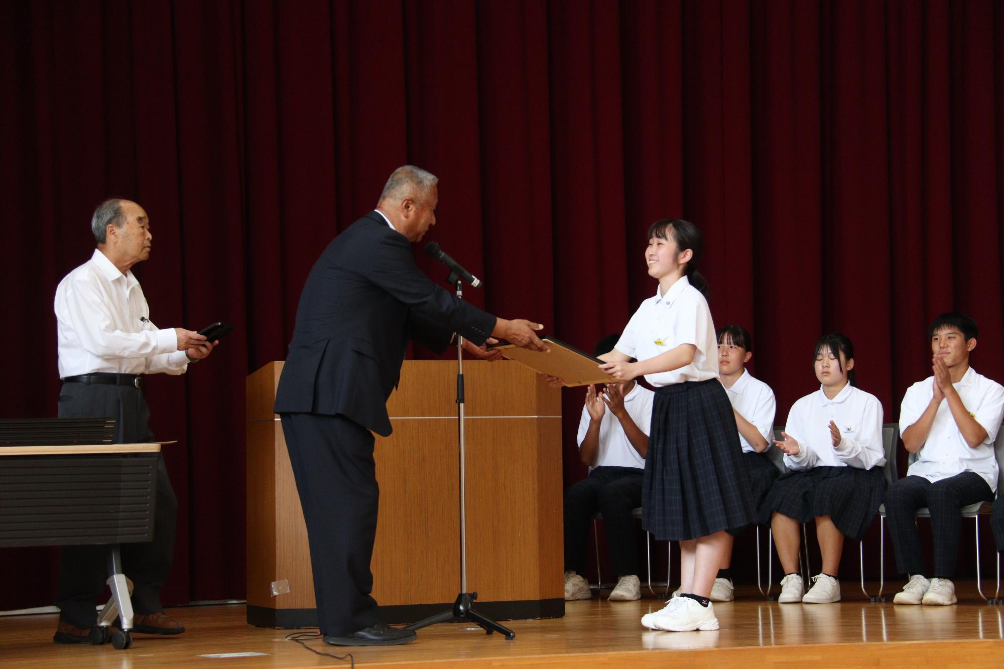 最優秀賞を受賞した三豊中学校の近藤さん