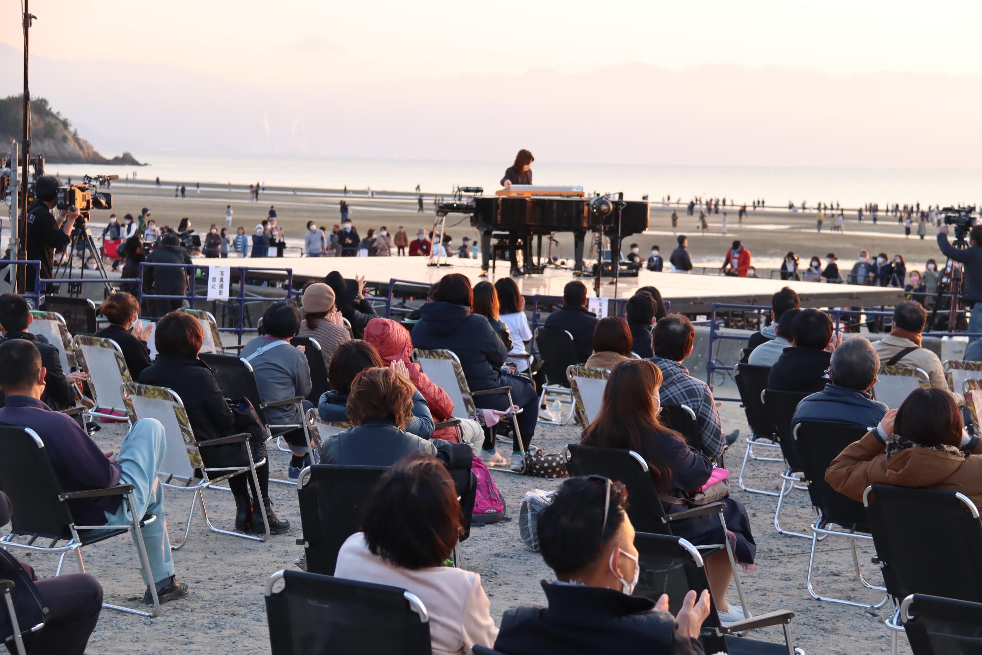 父母ケ浜でライブを行う小室哲哉さん