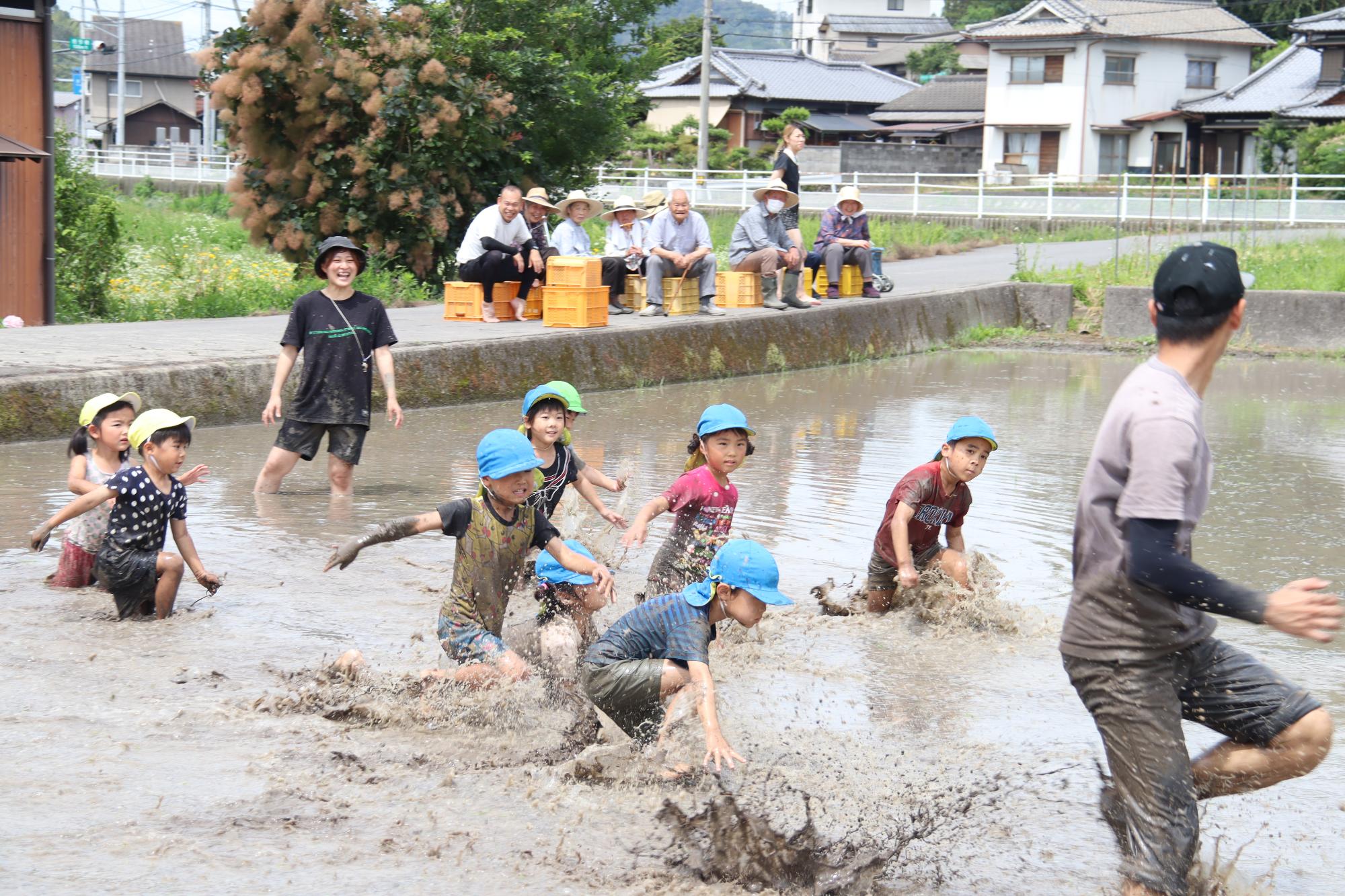 泥に足を取られながらも、一生懸命かけっこを楽しみました