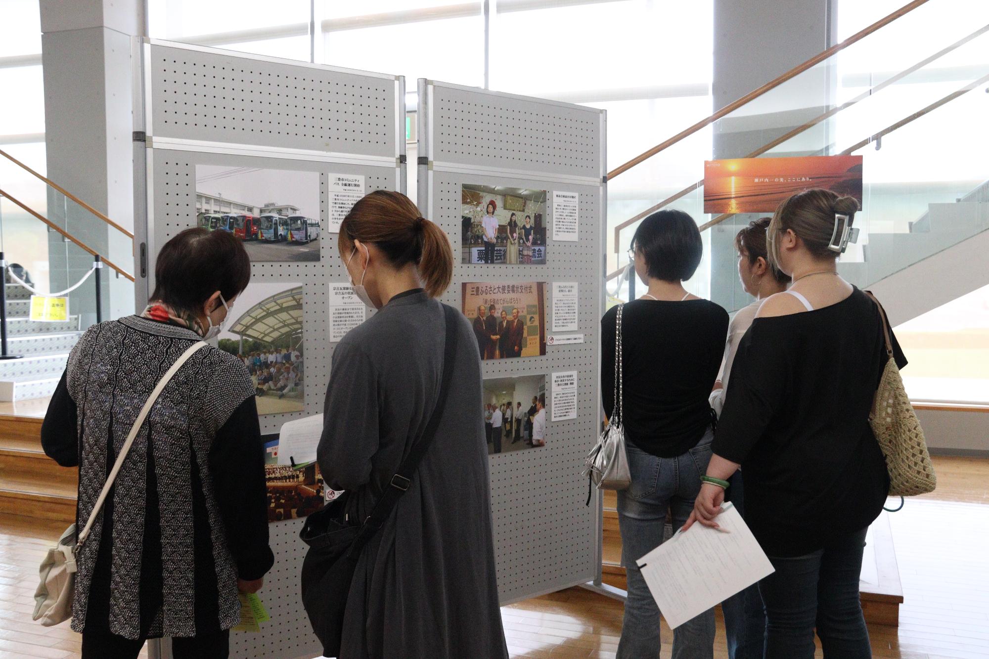 市制20周年を振り返るパネル展も設置され、三豊市の歴史に皆さん見入っていました