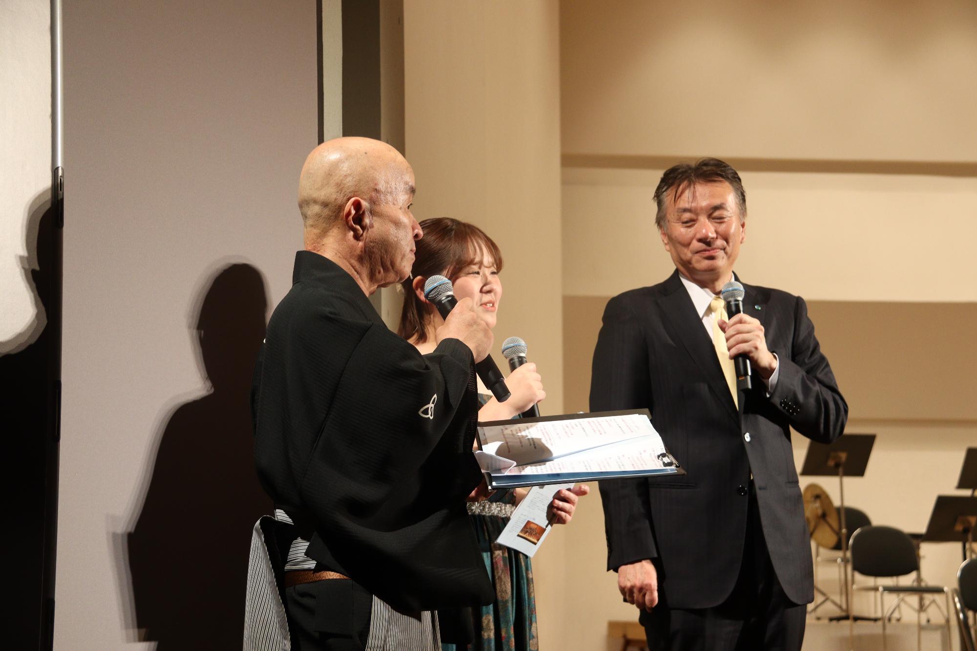 ▲演奏の合間には、三豊市出身の落語家 桂 こけしさんや山下市長と稲沢さんの掛け合いで客席からは笑いがあがりました