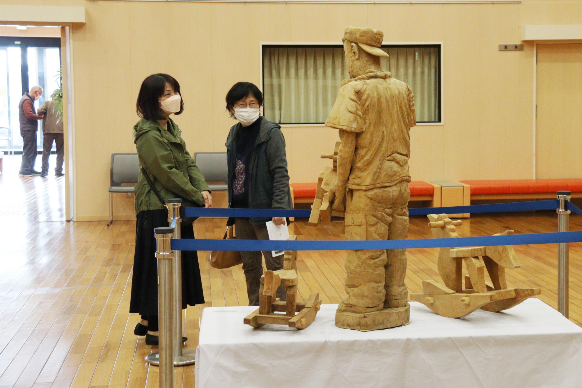 彫刻作品を見る人たち