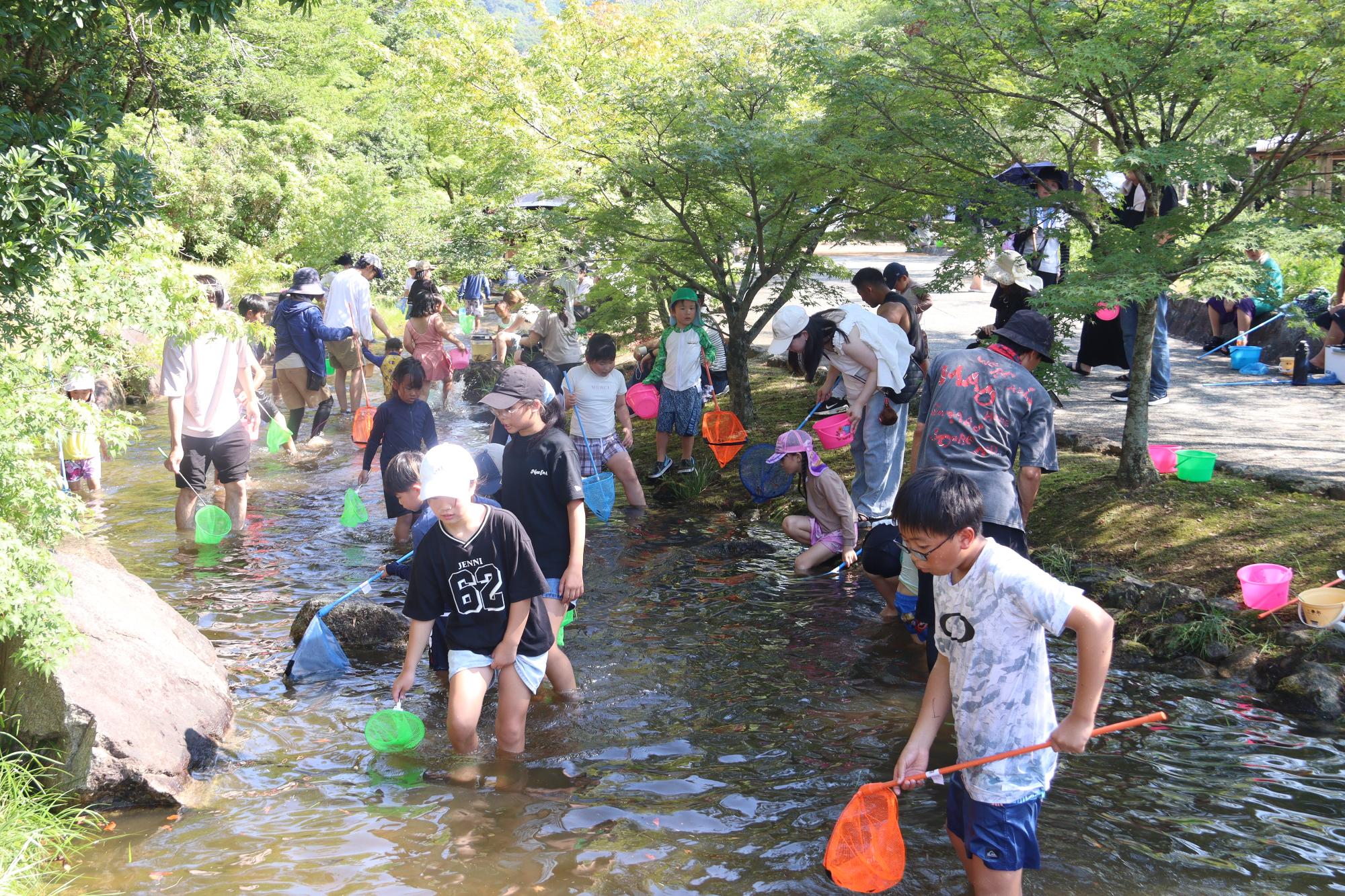 水遊びを楽しみ、水の大切さを学ぶ（水辺の納涼祭）