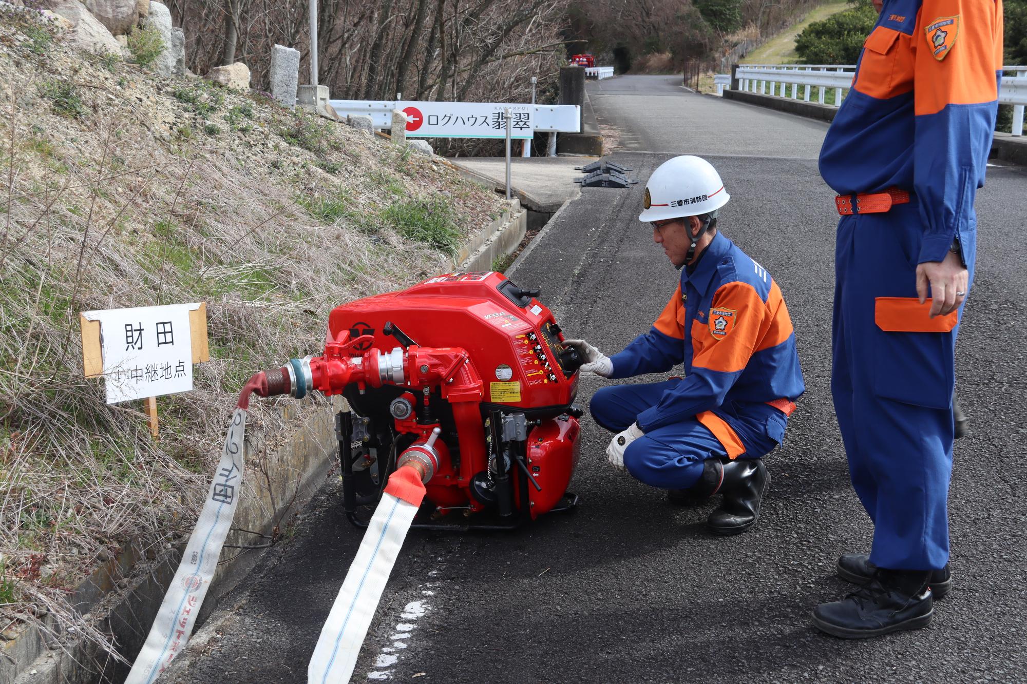 声を掛け合いながらホースをつないでいきます