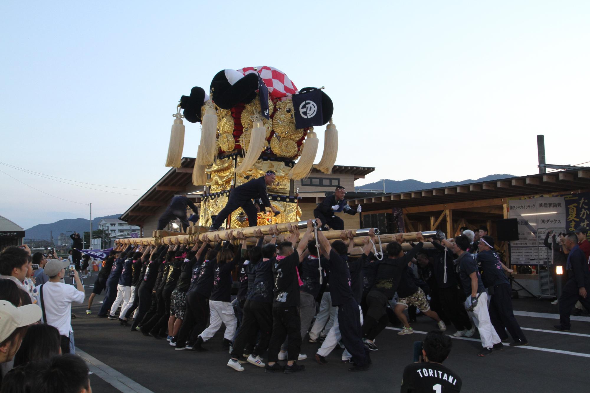 眉山太鼓台の担ぎ上げも