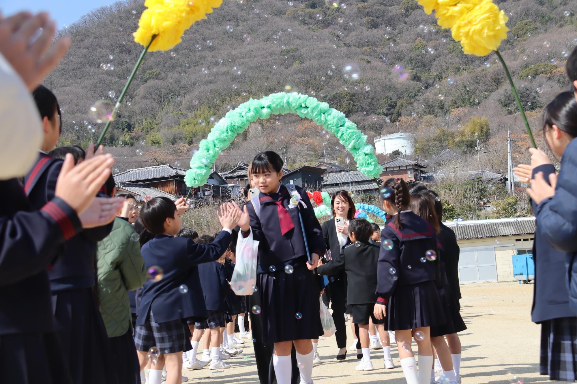 アーチで見送り