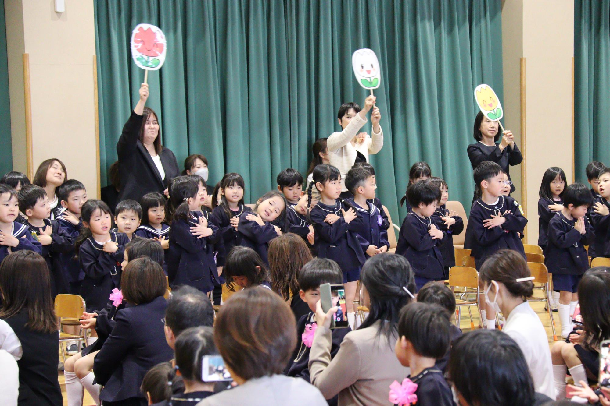 在園児がチューリップの歌で歓迎