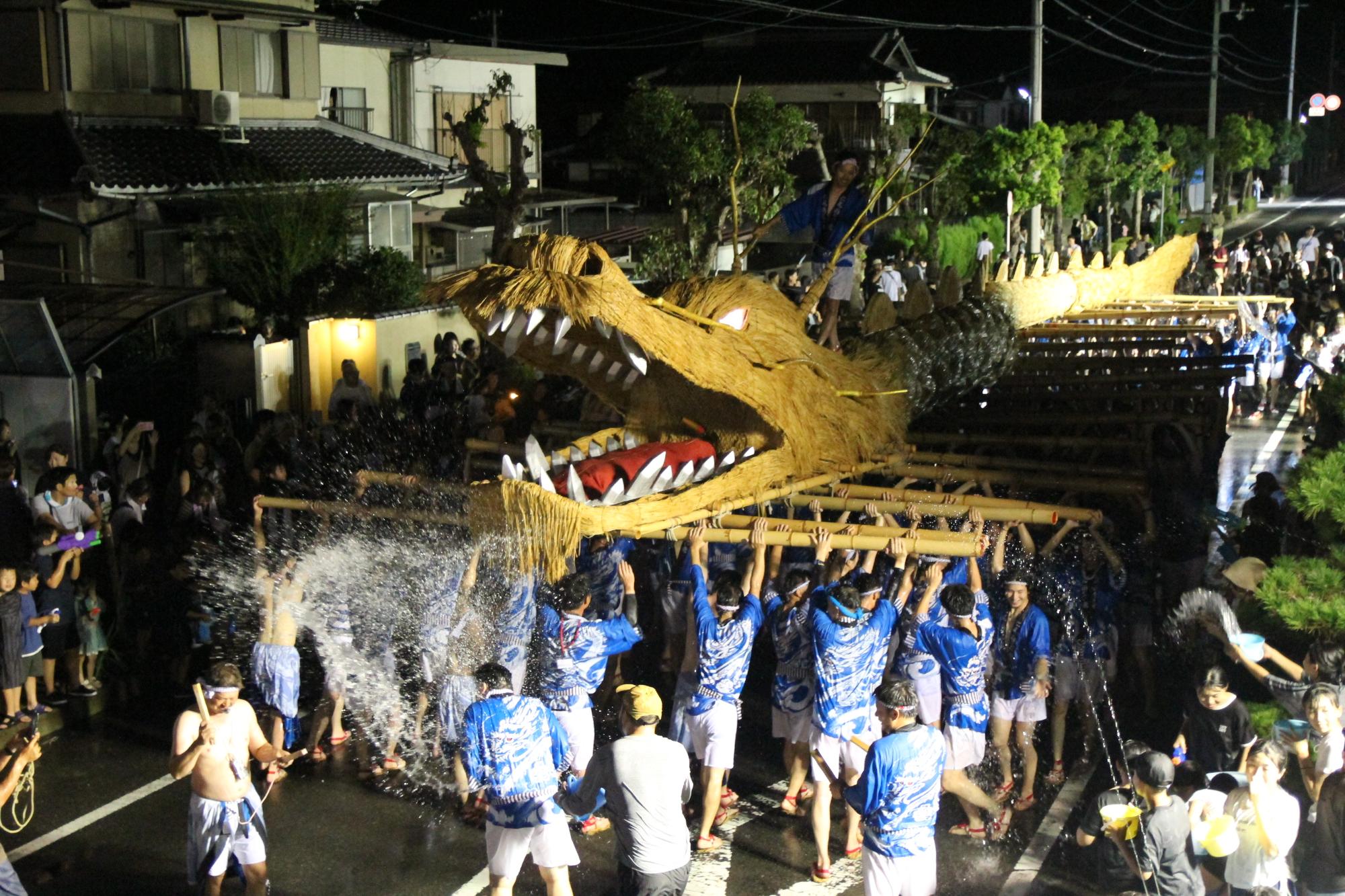 仁尾竜まつりで練り歩く竜