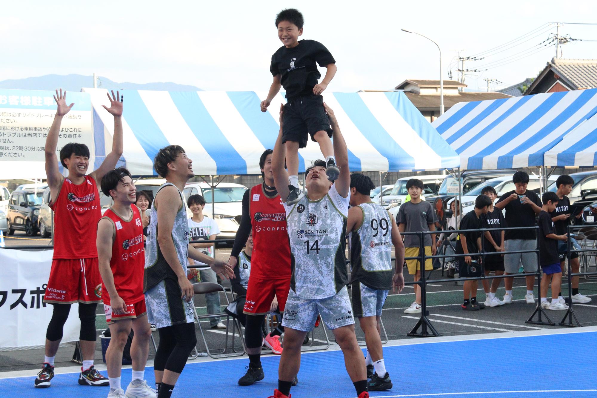 フリースロー大会では、優勝者をたたえる歓声が会場に響きました
