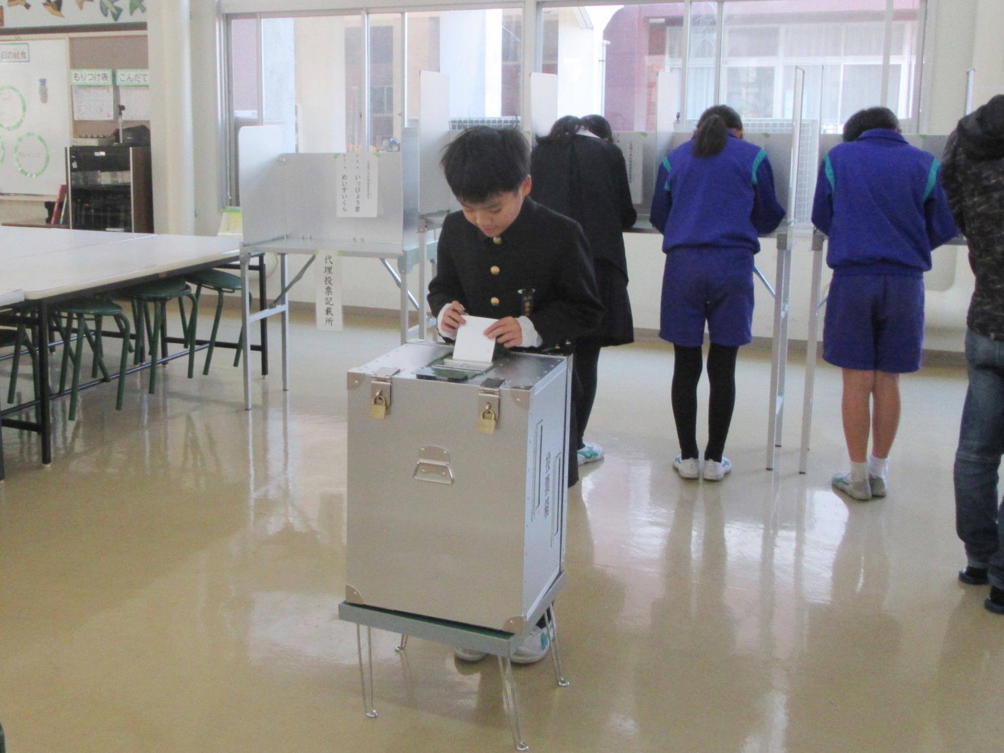 上高瀬小学校の模擬投票