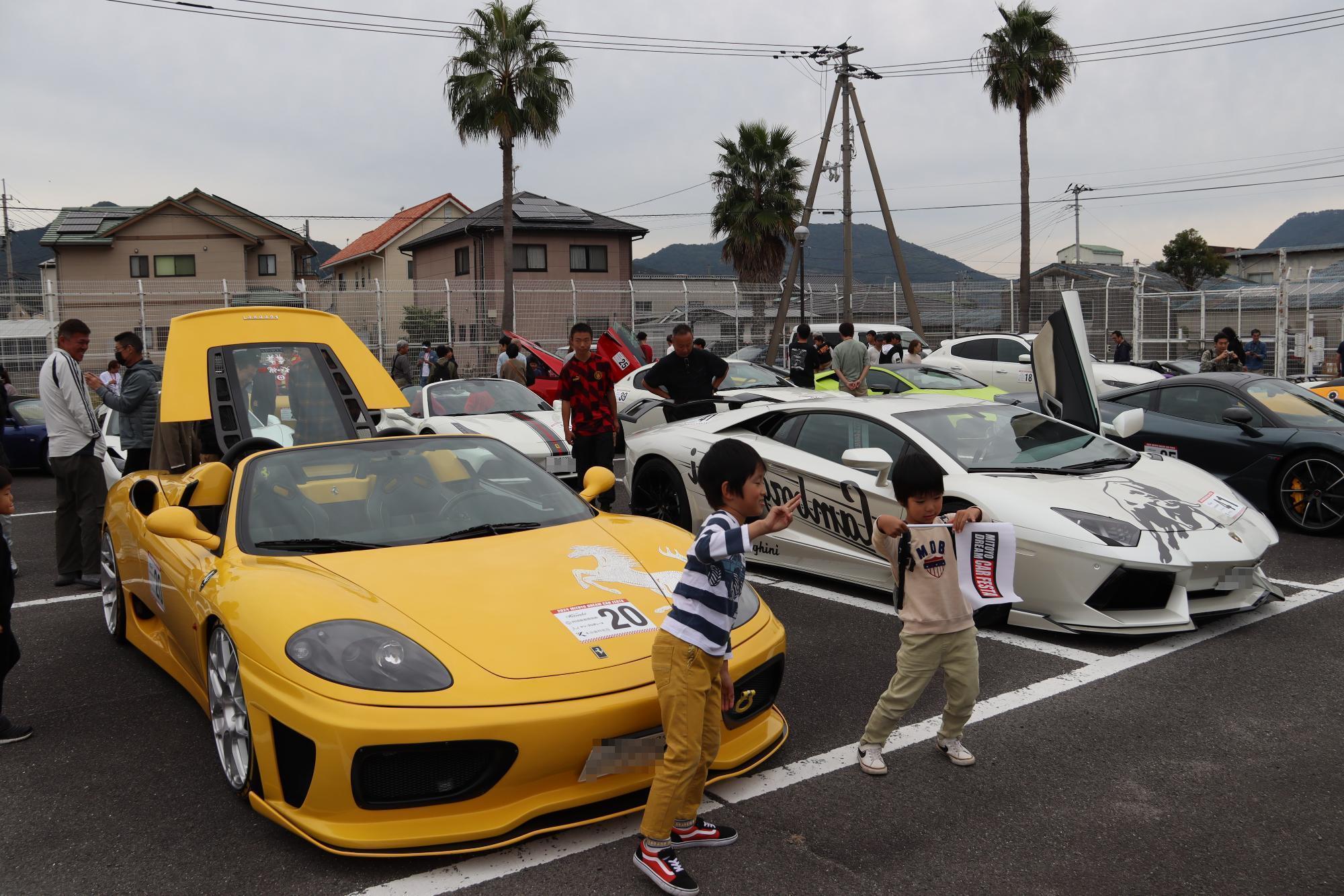 ドリームカーフェスタ2024仁尾マリーナ停車中