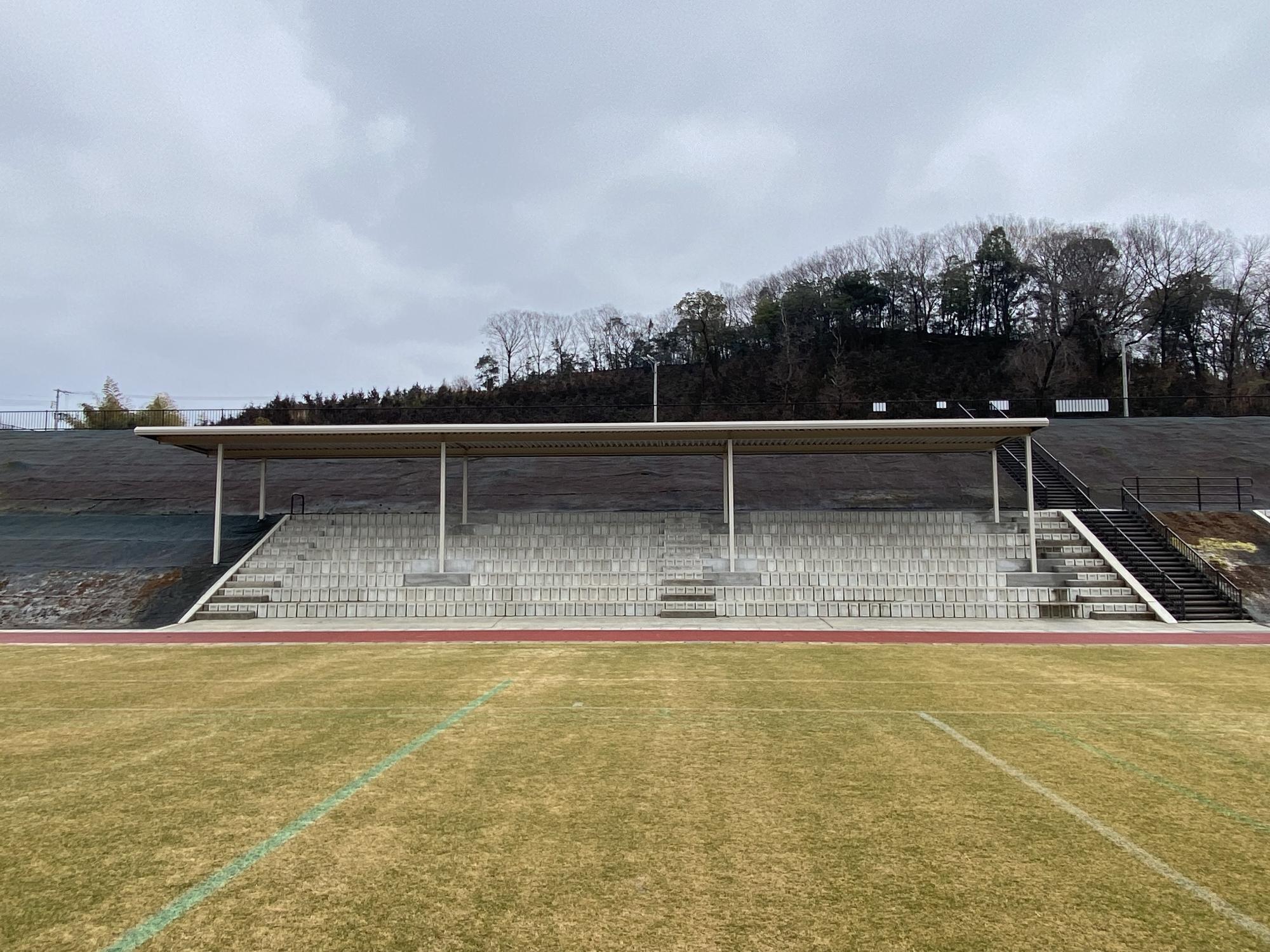 観客席に設置された屋根