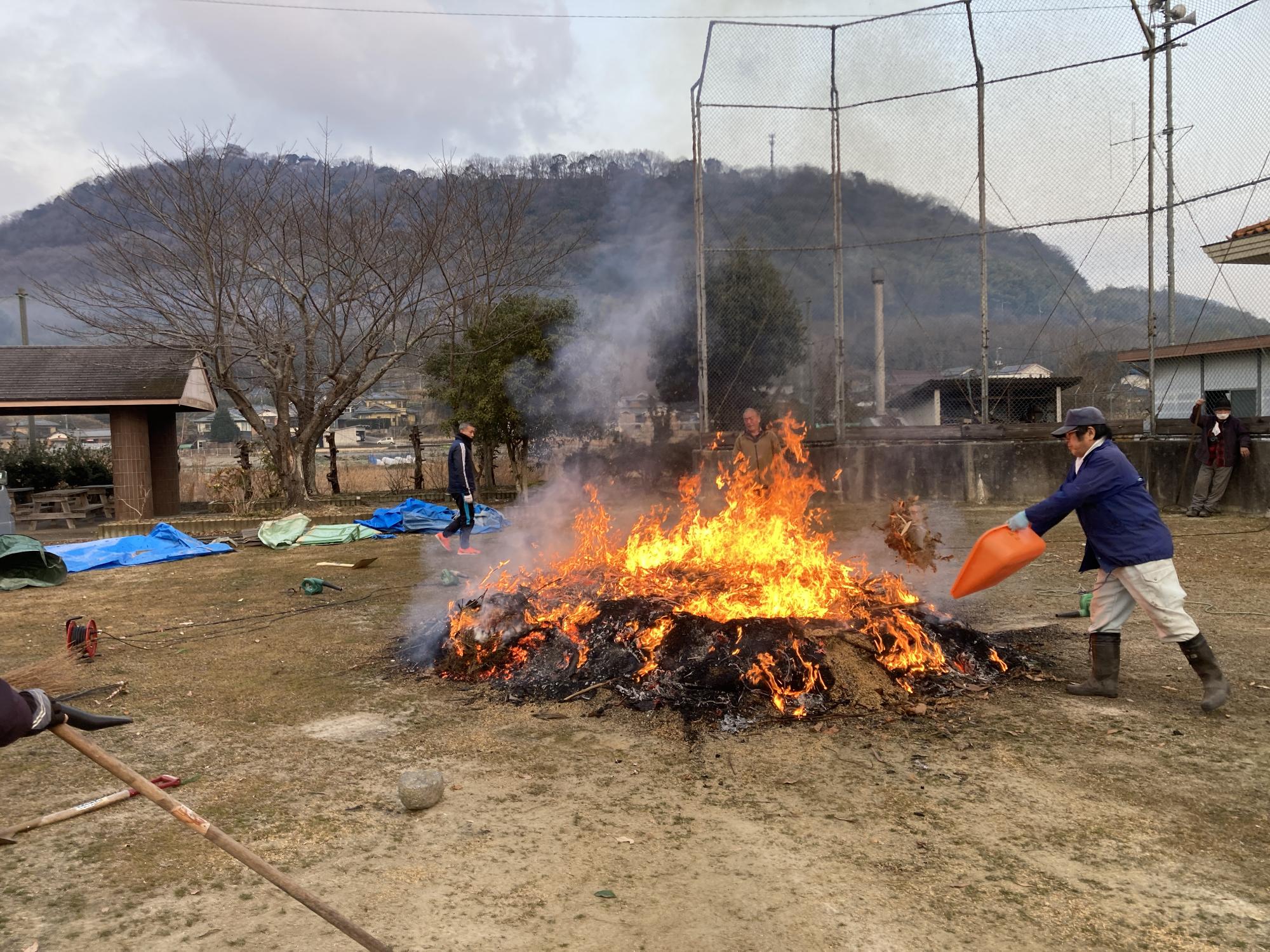勢いよく焼いています。