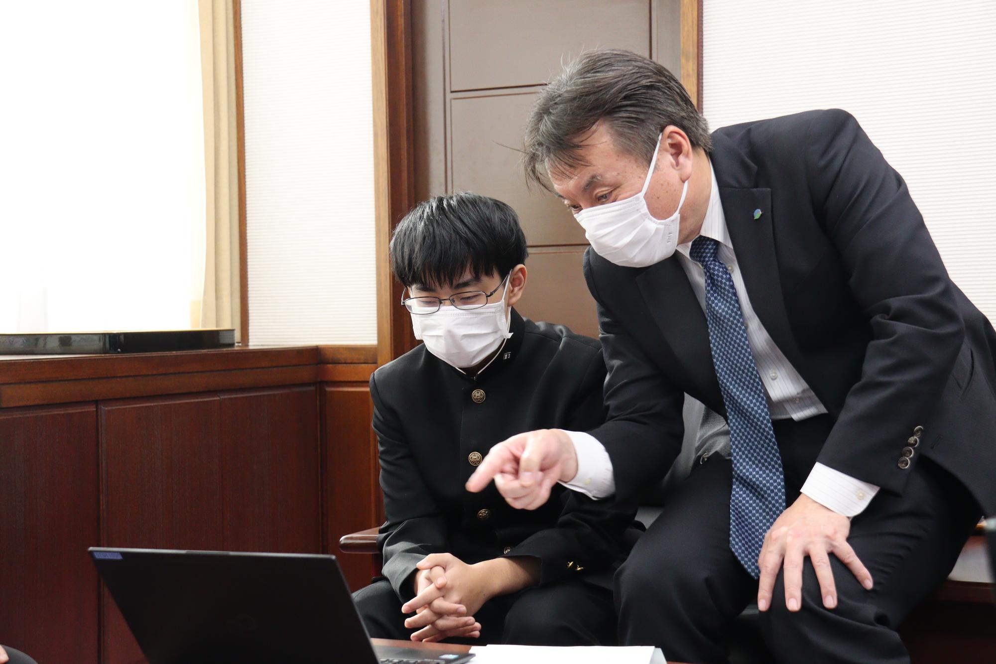 説明する阿部さん