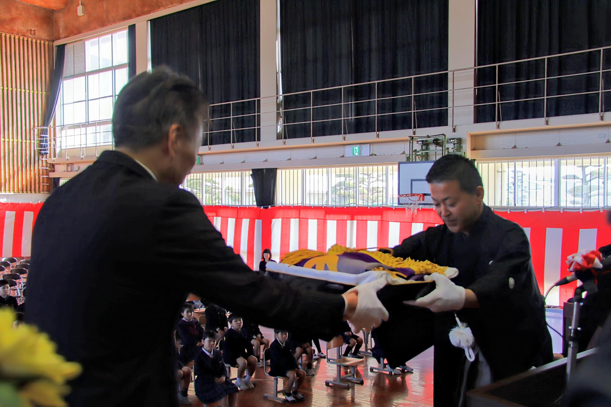 校旗が返納されました