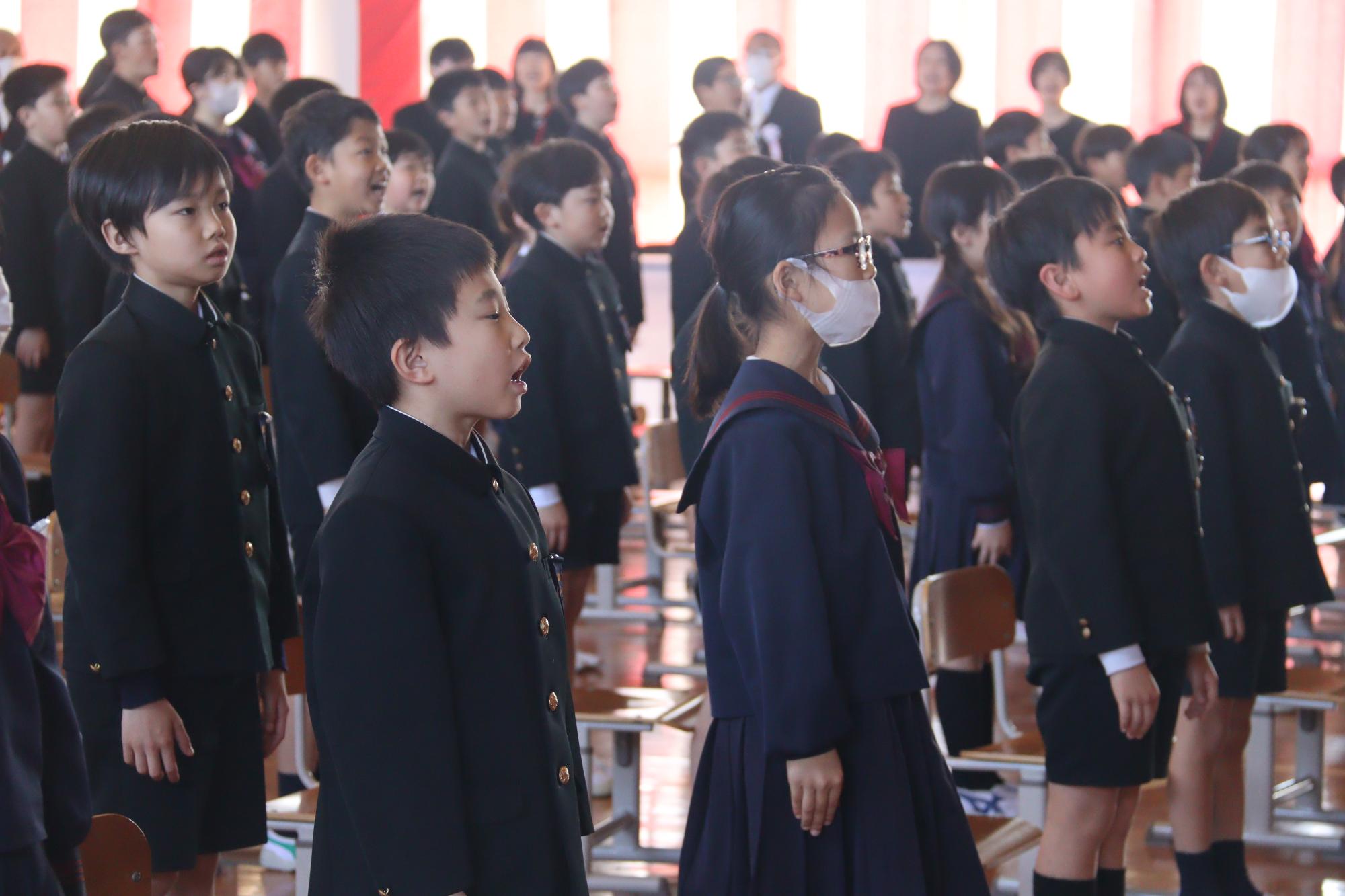 大きな歌声で校歌斉唱