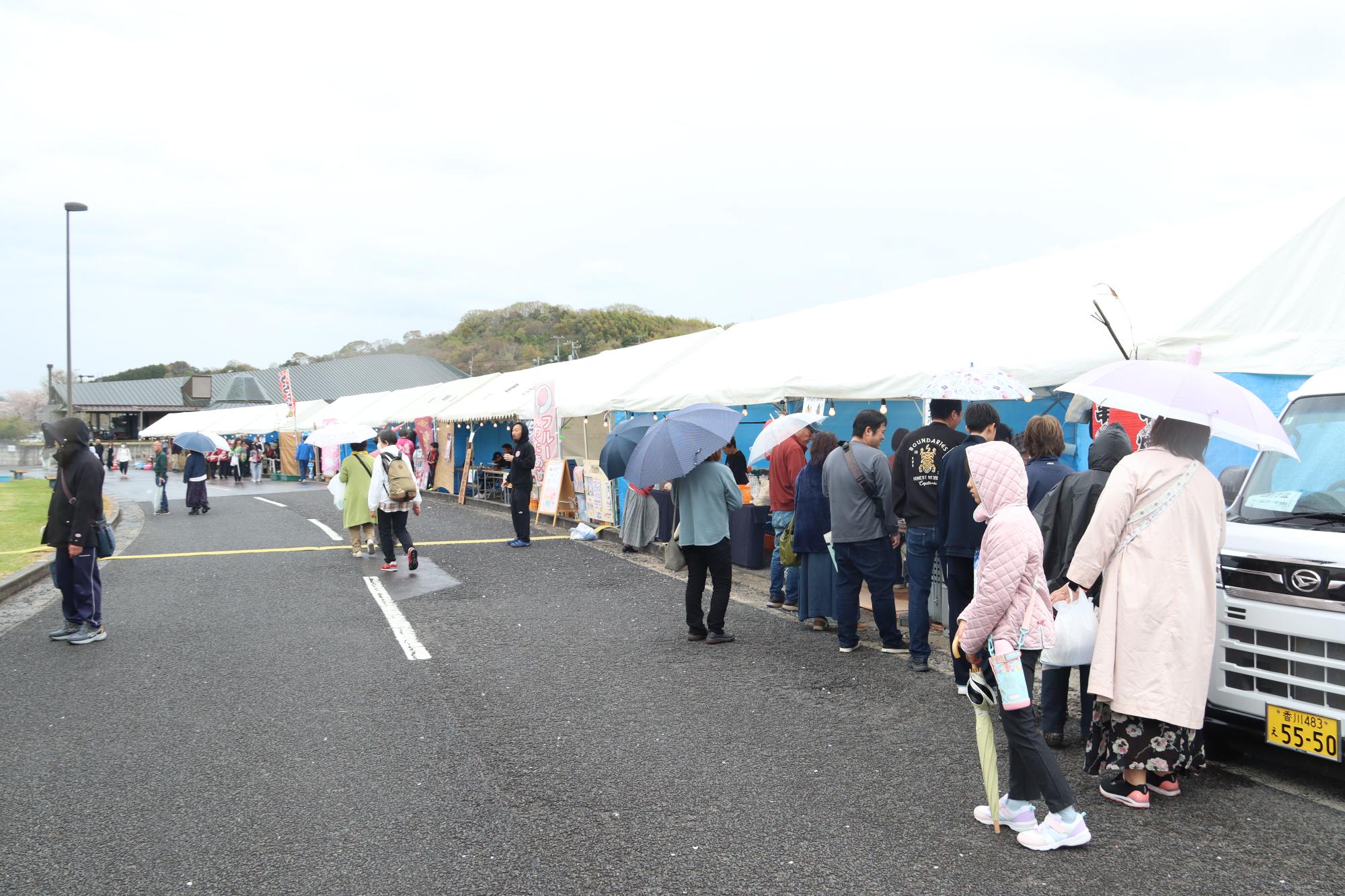 ずらりと並ぶ出店