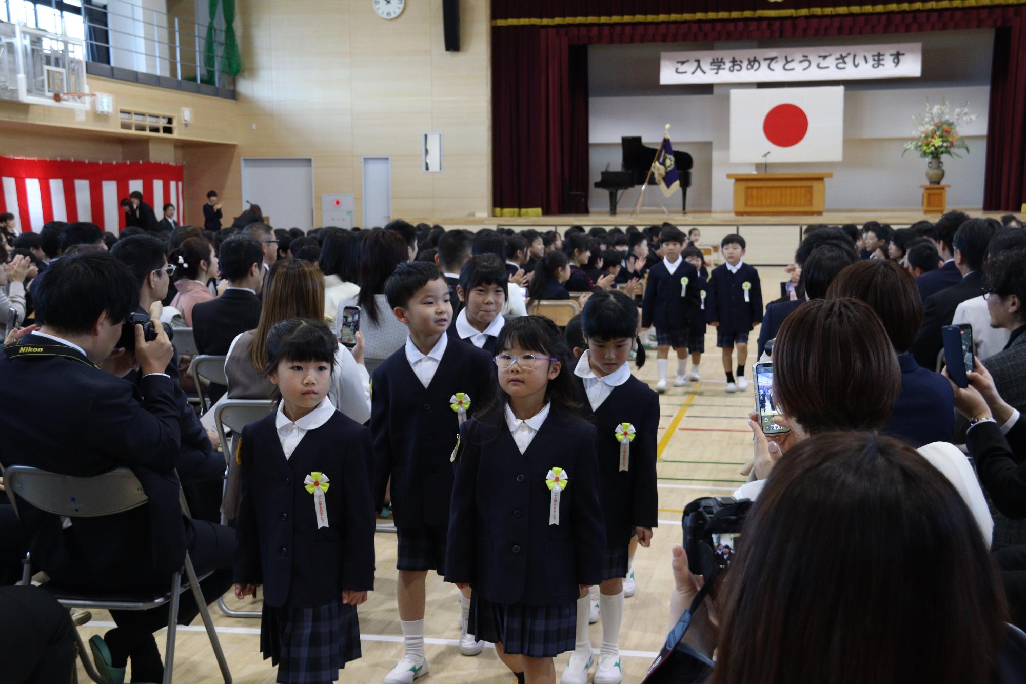 新しい学校で新しいお友達と（豊中小学校）