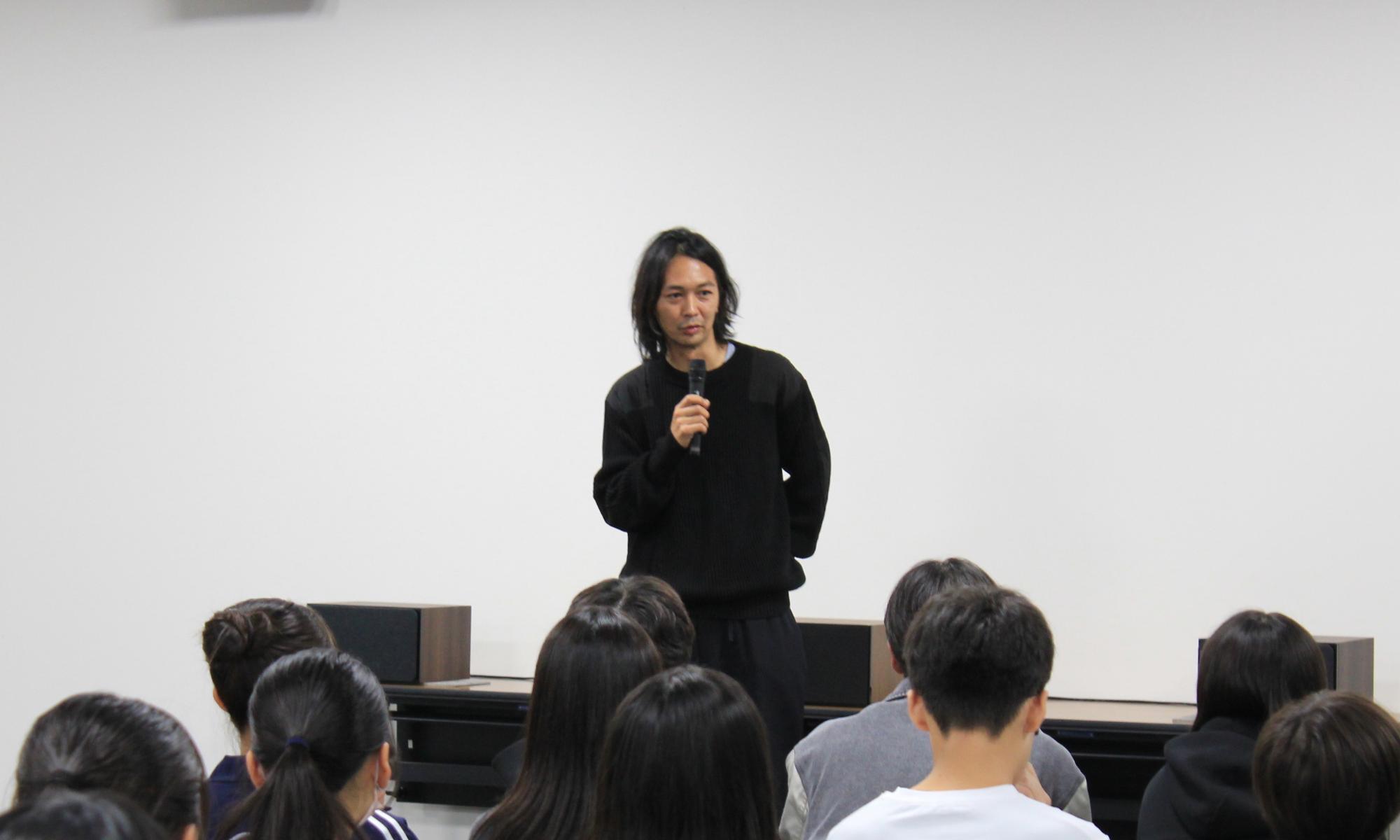 生徒たちにエールを送る小林且弥さん