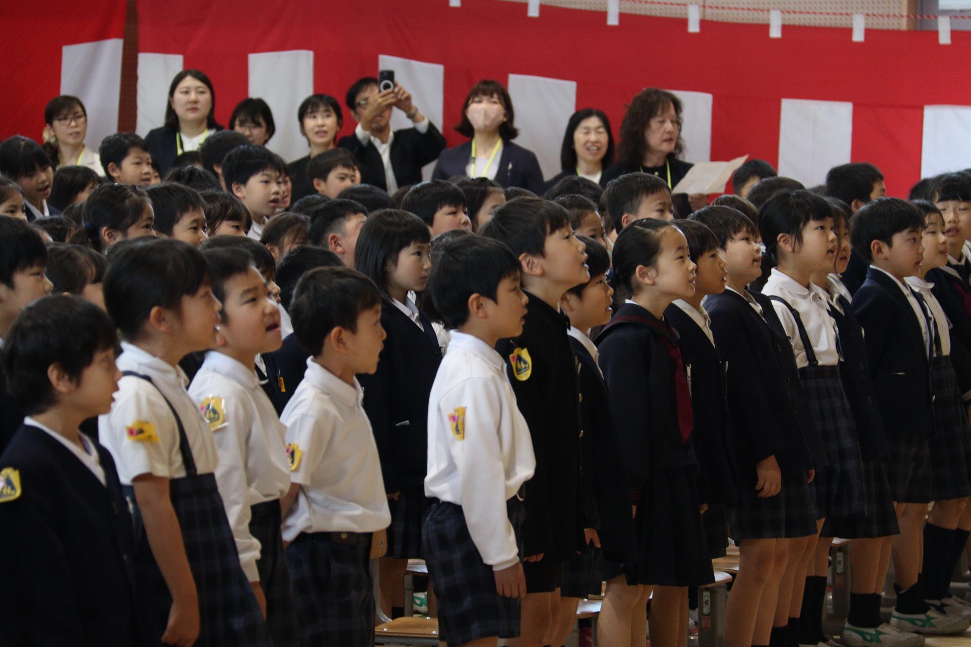全校児童で大きな声で校歌を歌いました