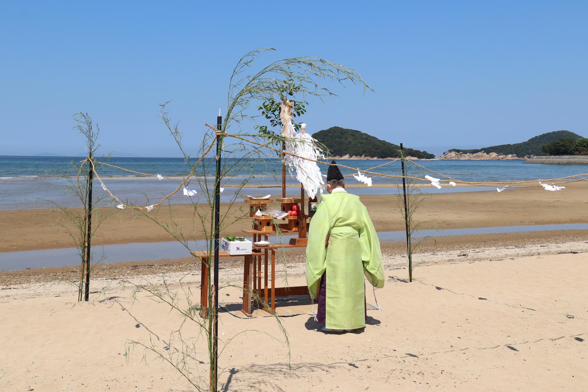 父母ヶ浜で海開きの神事