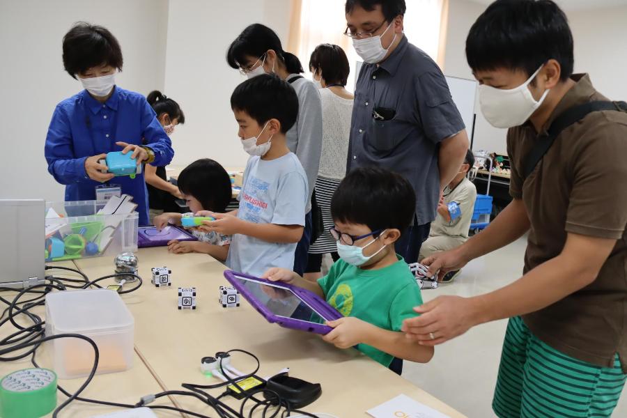 さまざまなプログラミング教材で遊ぶ子どもたち