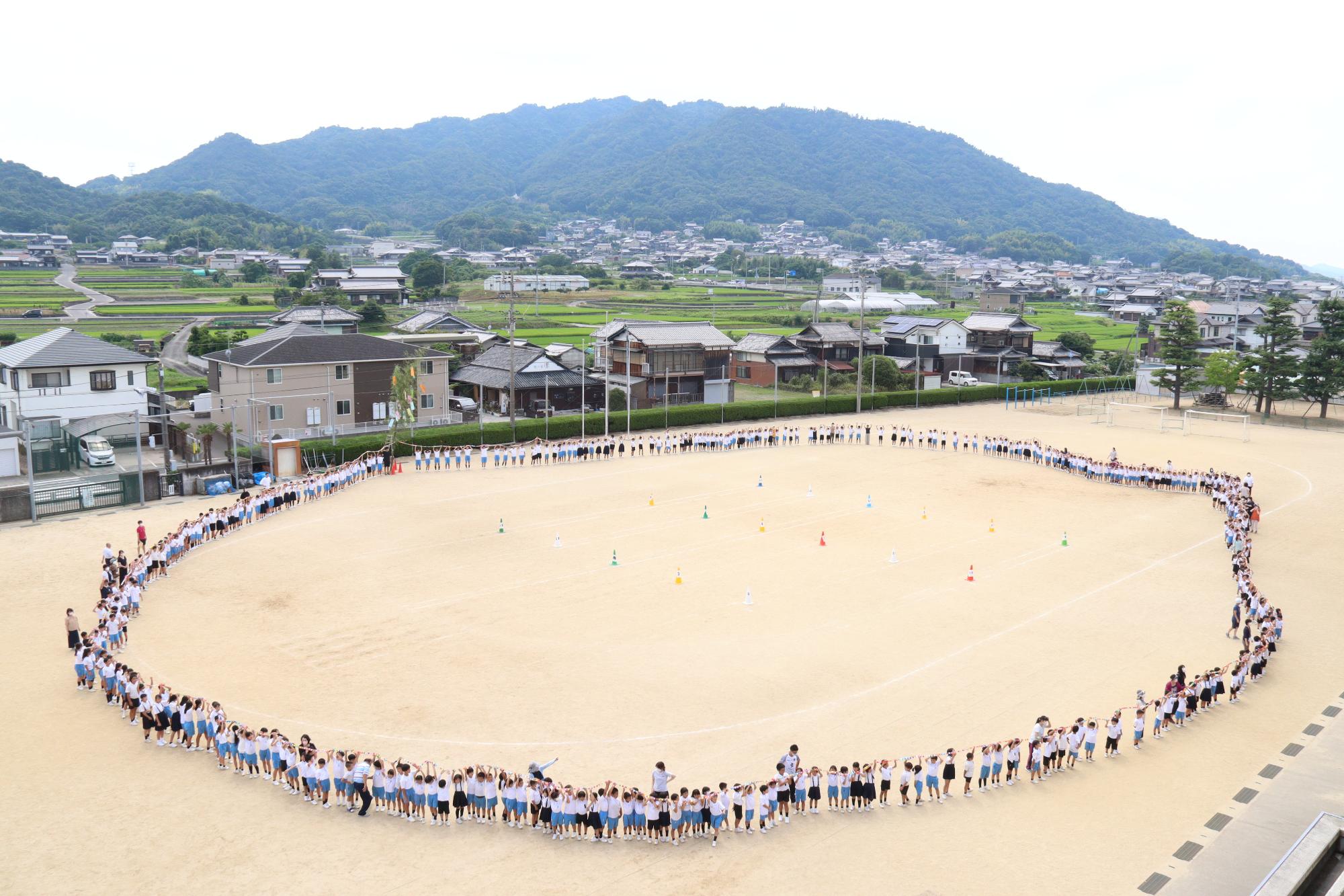 輪飾りを持って記念撮影