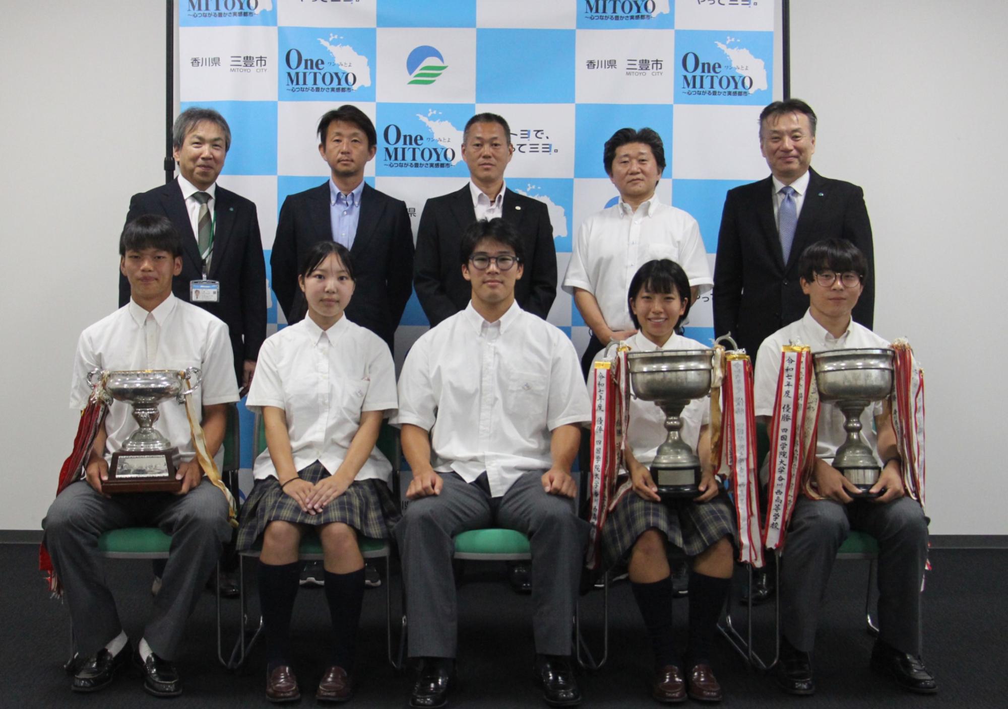 全国大会に出場する香川西高等学校の代表生徒
