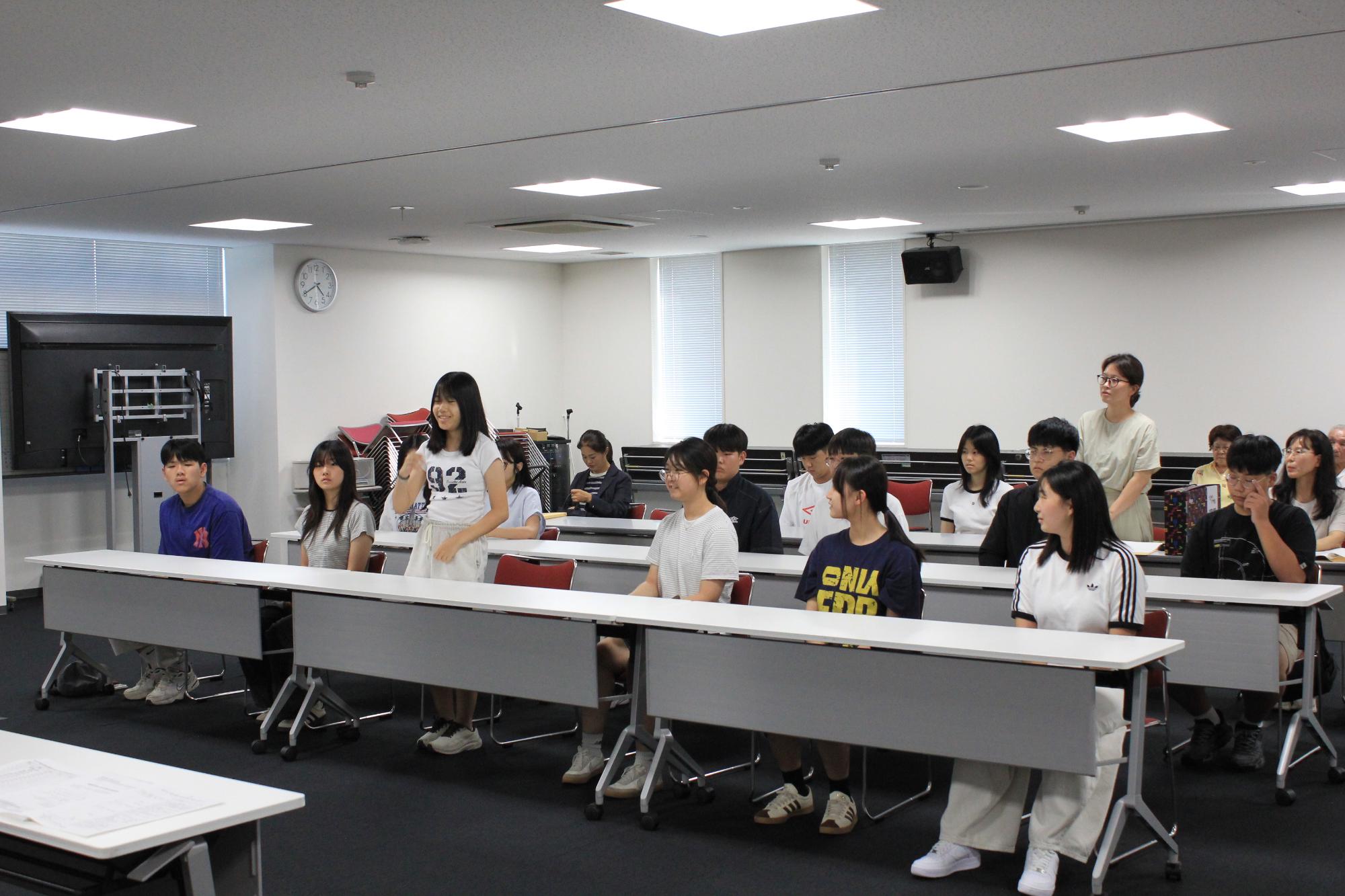1人1人日本語で簡単なあいさつをしてくれました
